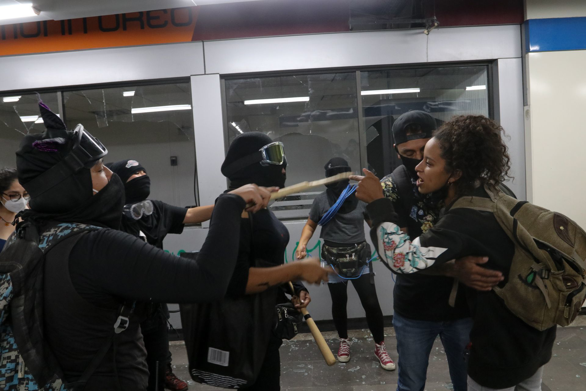 Un grupo de manifestantes protestó en la estación del metro Pino Suárez de forma