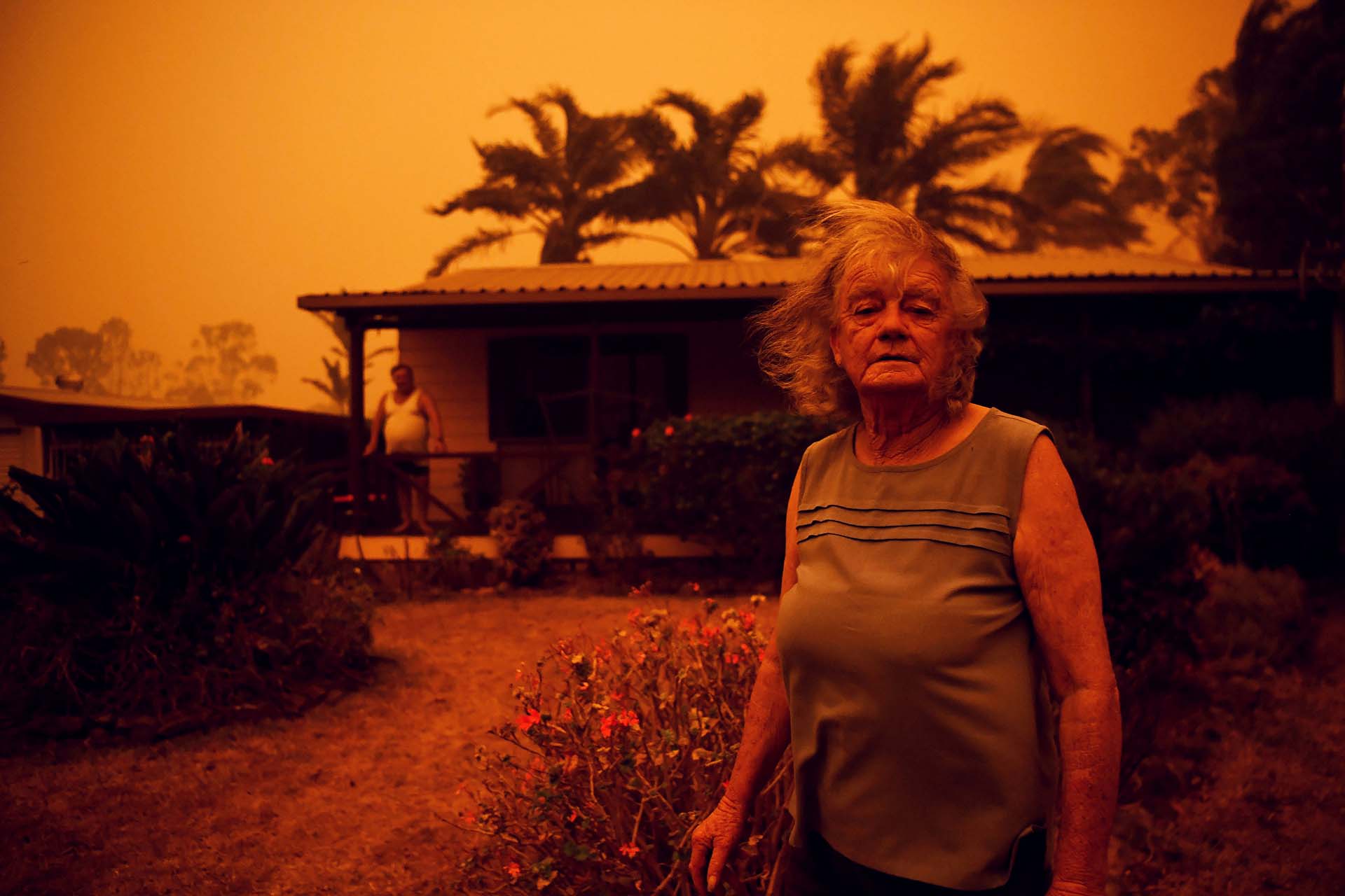 Nancy Allen, frente a su casa envuelta en el humo, los vientos y las ceniza de los incendios forestales en el sur de Australia. (4 de enero) 