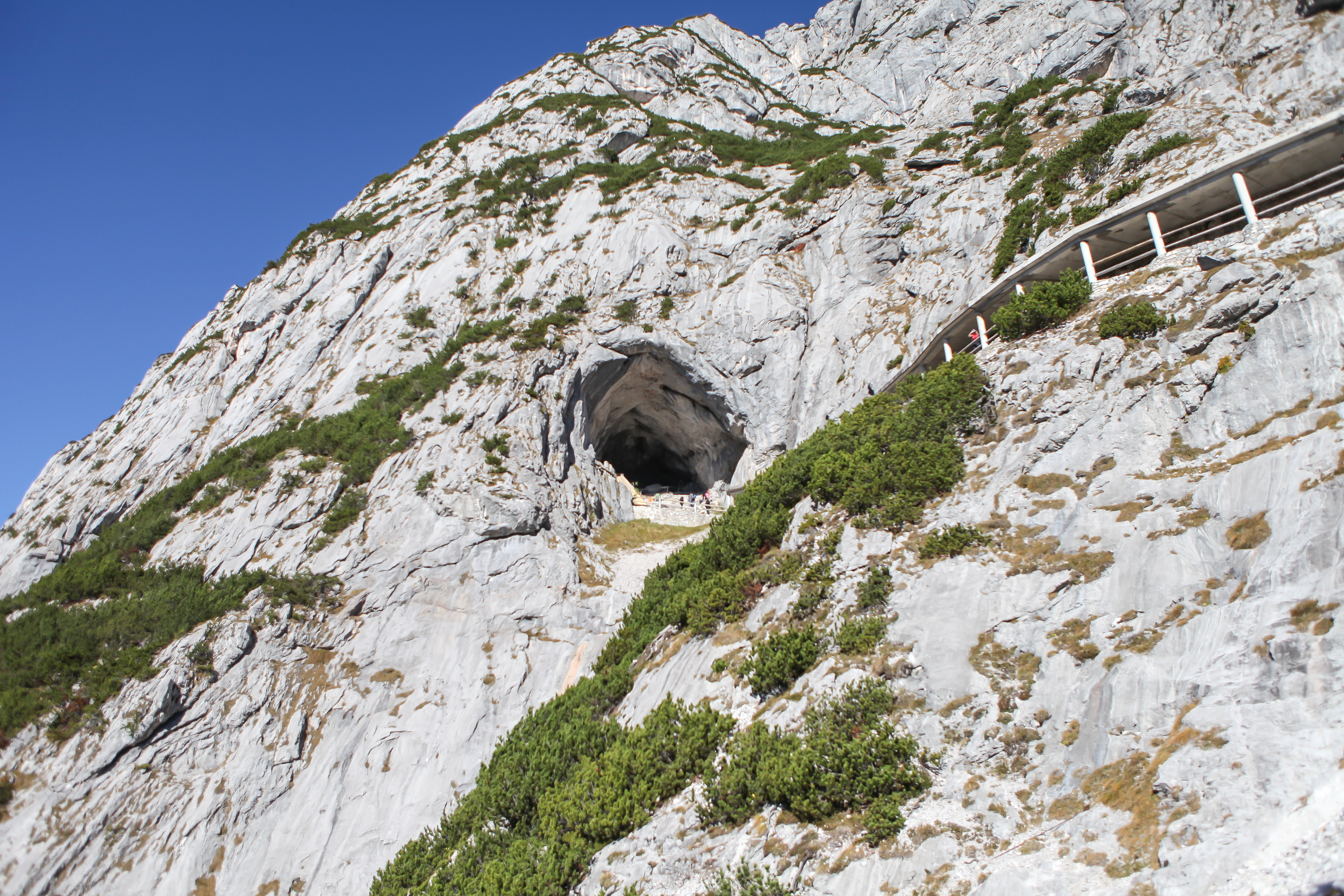 Dentro de la montaña se encuentra el sistema de cuevas de hielo más grande del mundo, el Eisriesenwelt
(Getty)