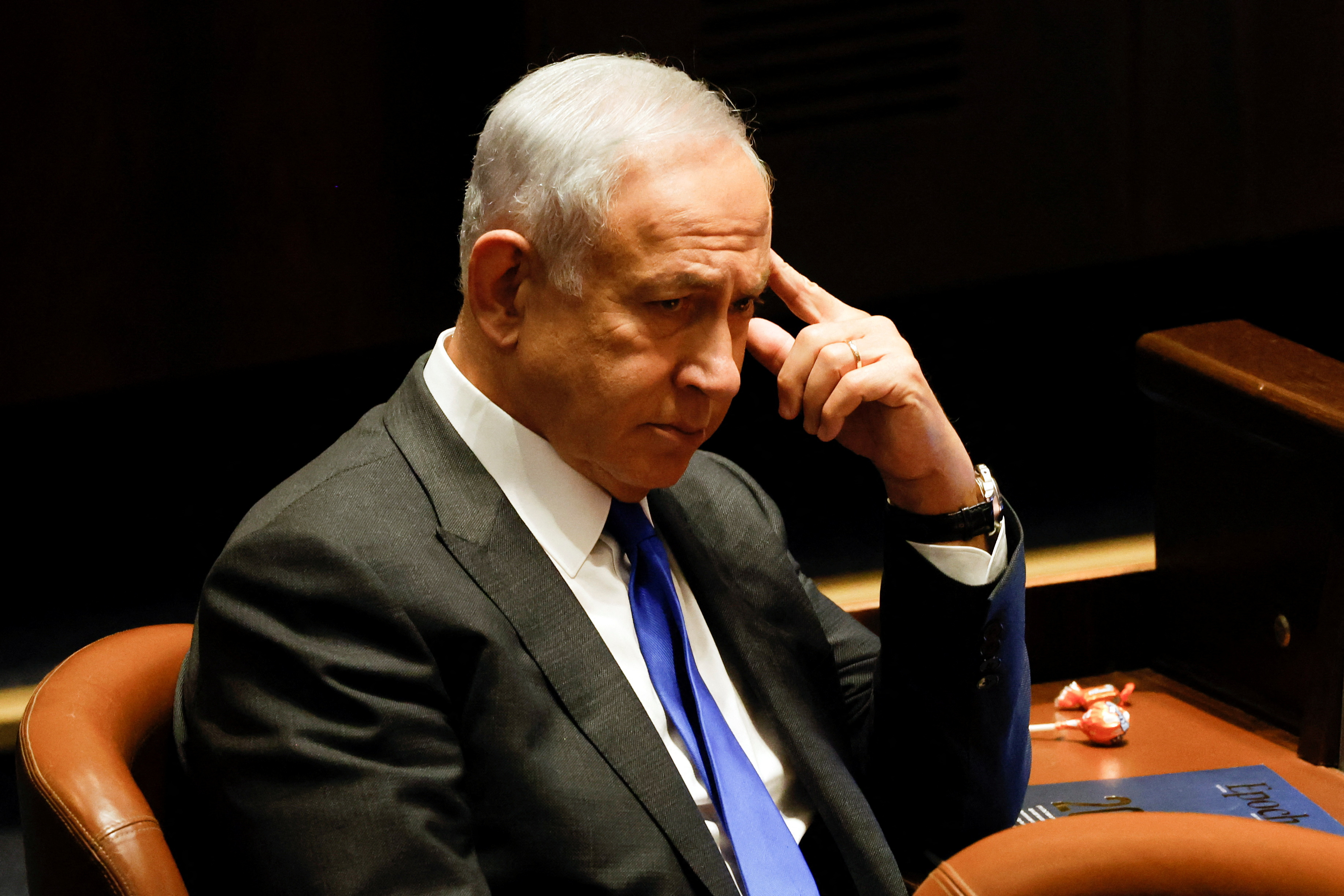 Benjamin Netanyahu asiste a una sesión en el pleno de la Knesset, el parlamento de Israel, en Jerusalén, el 28 de diciembre de 2022. REUTERS/ mmar Awad
