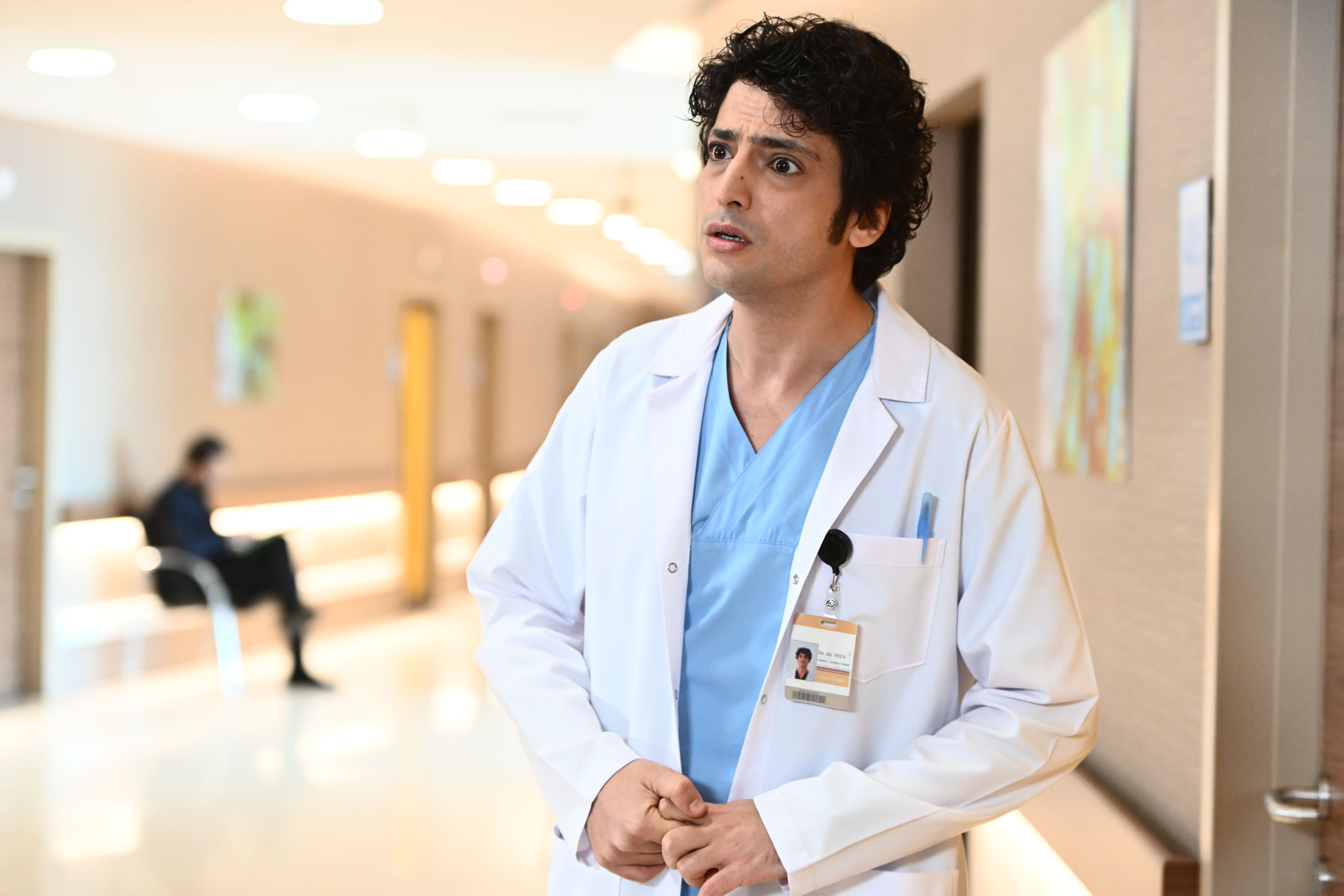 En "Doctor milagro", el joven Ali Vefa logra convertirse en médico y se une al equipo de cirugía de un hospital. (HBO Max)