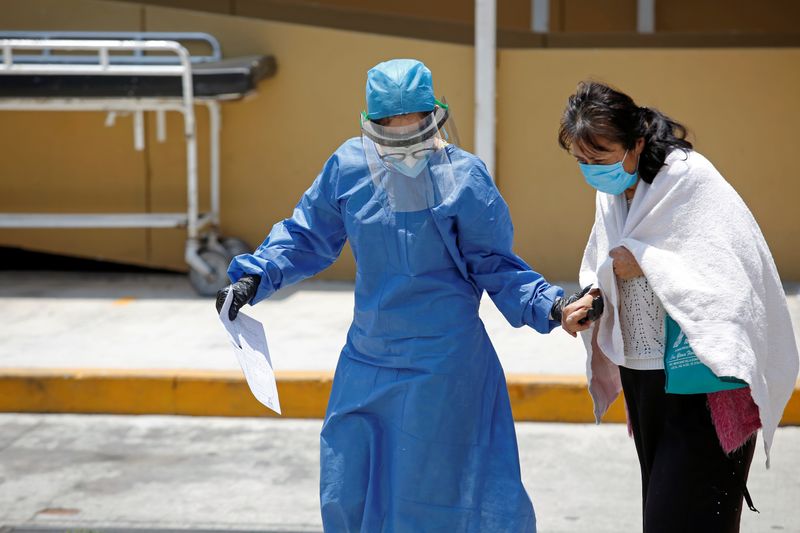 Personal médico acompaña a un paciente de COVID-19 en el Hospital General de la Ciudad de México el 23 de abril de 2020 (Foto: Reuters/Gustavo Graf)
