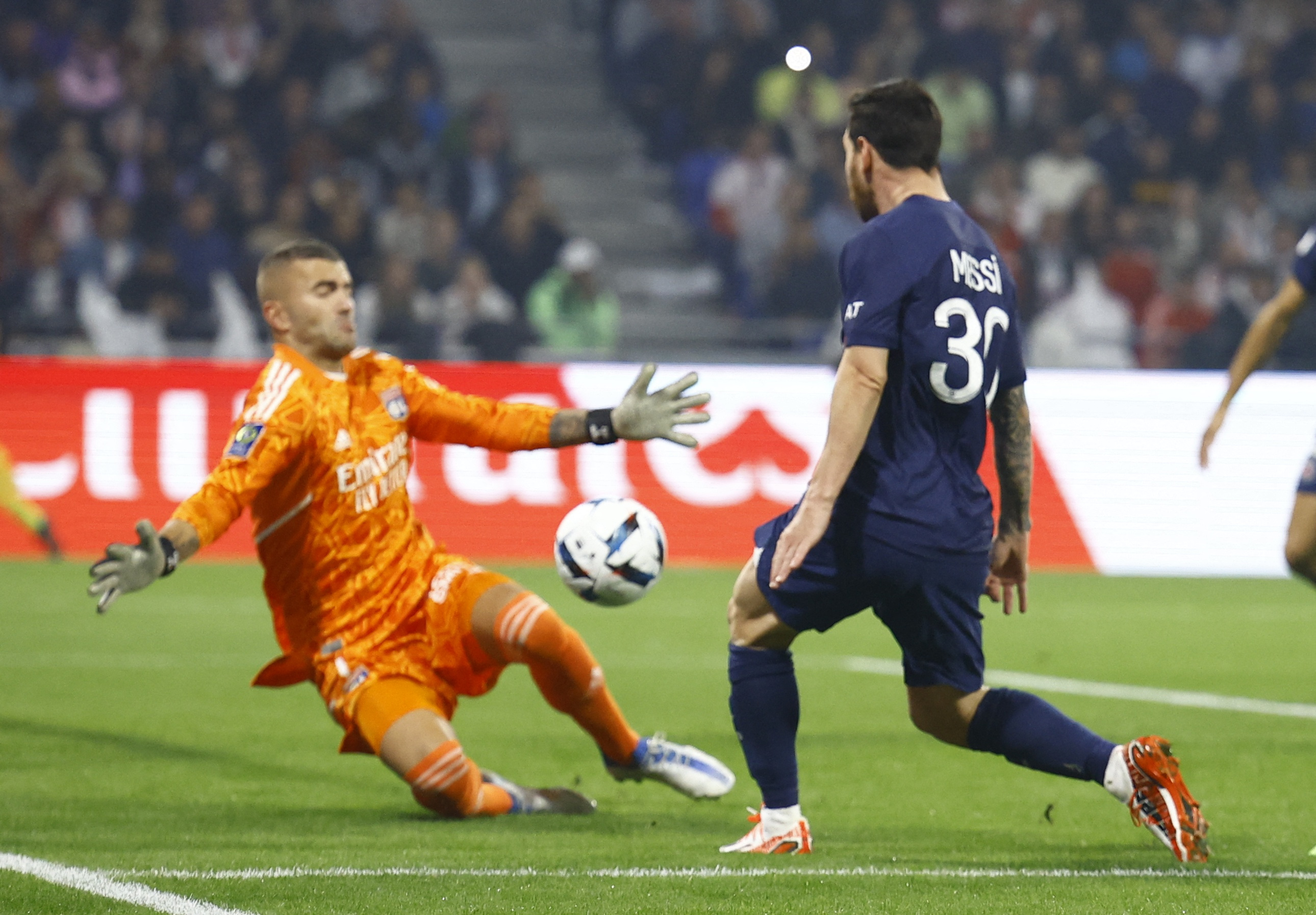 Anthony Lopes le gana el duelo a Messi a los 13 minutos (REUTERS/Stephane Mahe)