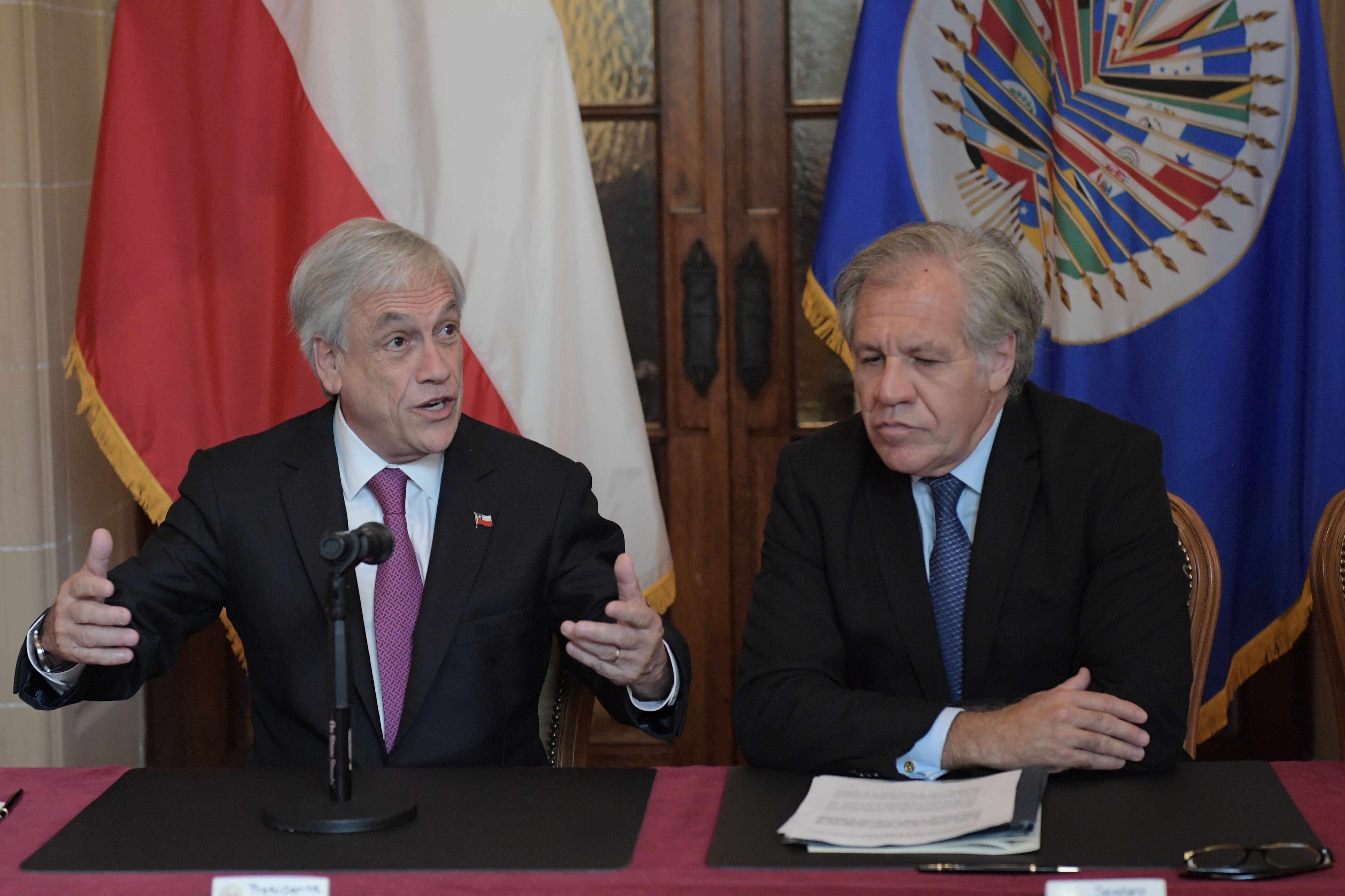 En la imagen, el presidente de Chile, Sebastián Piñera (i), y el secretario general de la Organización de Estados Americanos (OEA), Luis Almagro (d). EFE/Lenin Nolly/Archivo
