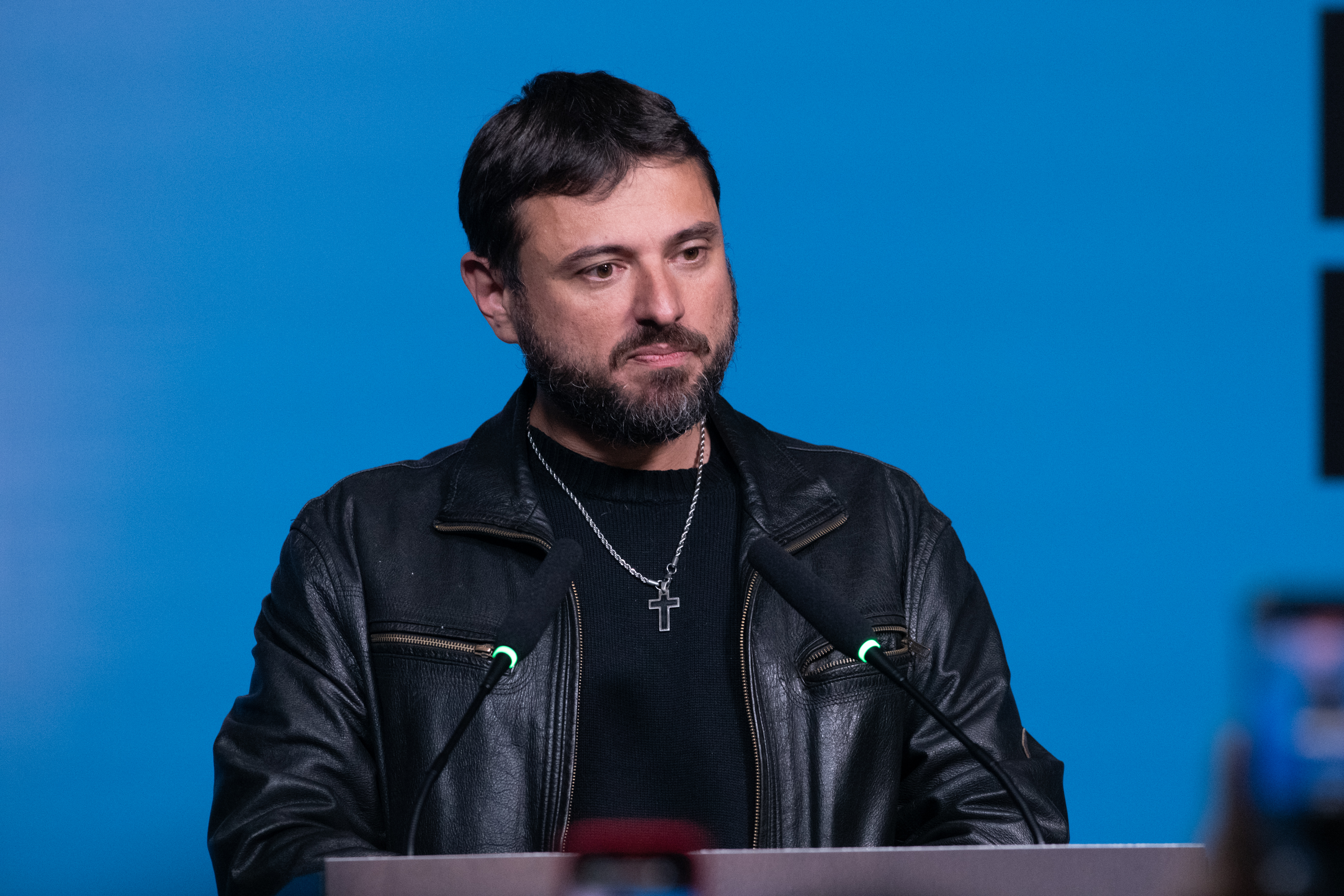 Irán bombardeó una refinería de la mayor petrolera del mundo en Arabia Saudita 