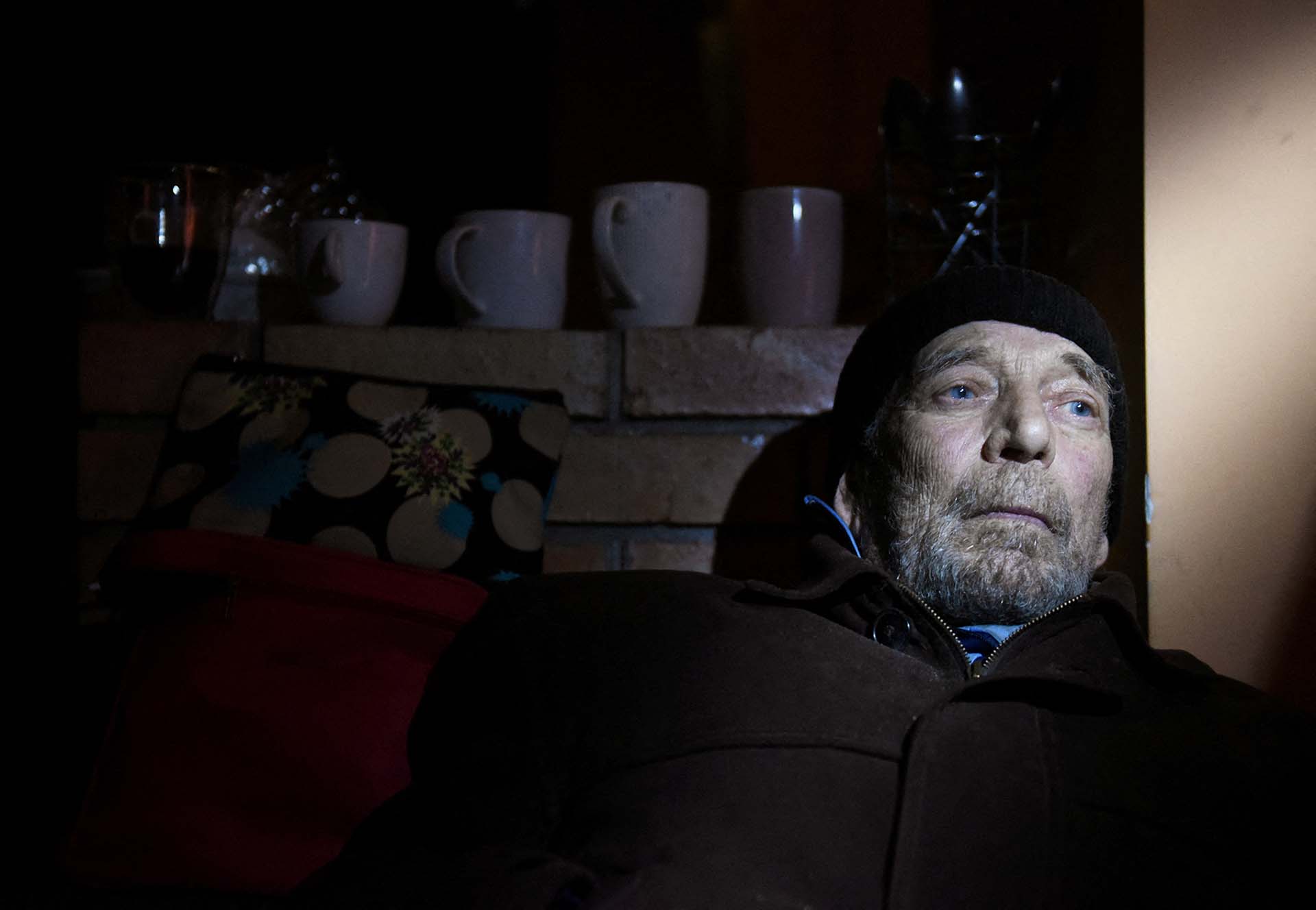 Un residente de Mariupol sentad en el sótano de un edificio para protegerse de los bombardeos del Ejército ruso (REUTERS/Stringer)