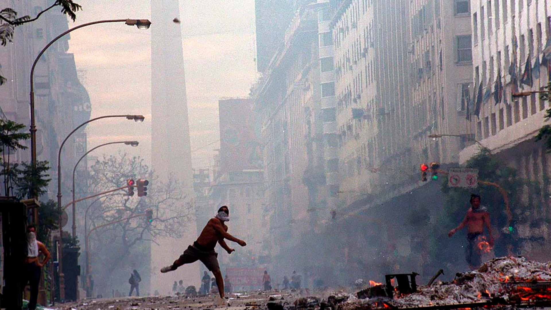 Una foto icónica de diciembre de 2001, cuando cayeron la convertibilidad y el gobierno de Fernando de la Rúa