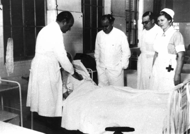 Larroque impulsaba tanto la investigación científica en el laboratorio como la atención médica a los pacientes. En la foto, un momento de la asistencia a pacientes en el actual Instituto de Oncología A. Roffo/Archivo Gráfico de la UBA
