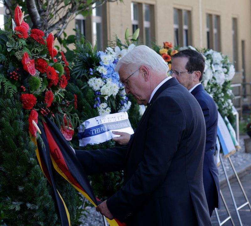 El presidente alemán, Frank-Walter Steinmeier, y el presidente israelí, Isaac Herzog, ajustan una ofrenda floral durante una ceremonia en conmemoración (Reuters)
