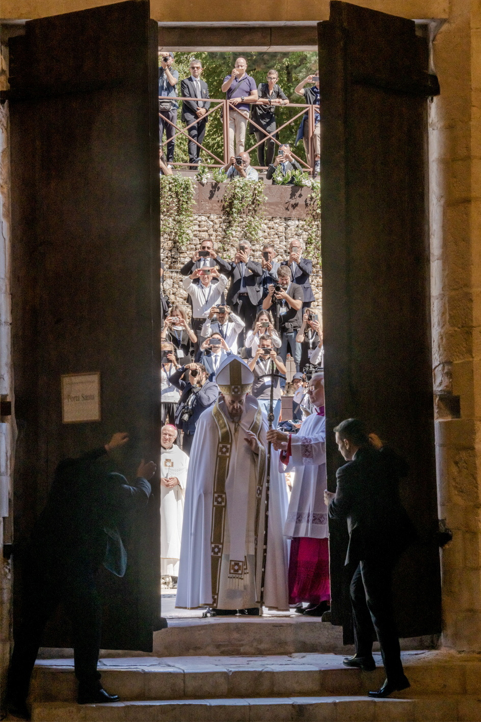 El Papa Francisco abre la Puerta Santa de Santa María en la Basílica de Collemaggio y comienza el jubileo del perdón, en L'Aquila. Domenico Stinellis/Pool vía REUTERS
