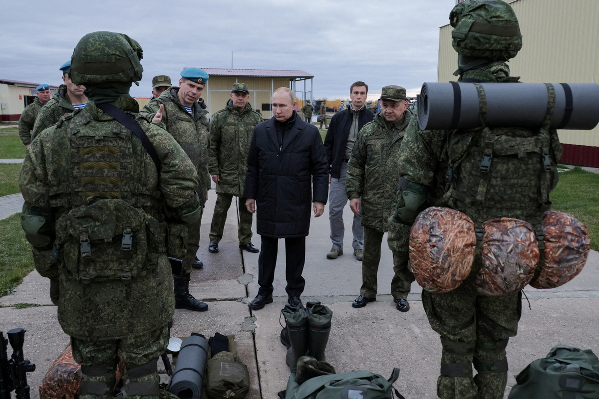 El presidente ruso, Vladimir, escucha al Putin subcomandante de las tropas aerotransportadas, Anatoly Kontsevoy, en un centro de entrenamiento del Distrito Militar Occidental para reservistas movilizados, en la región de Ryazan, Russia, el 20 de octubre Defence 2022 ( Handout via REUTERS) 