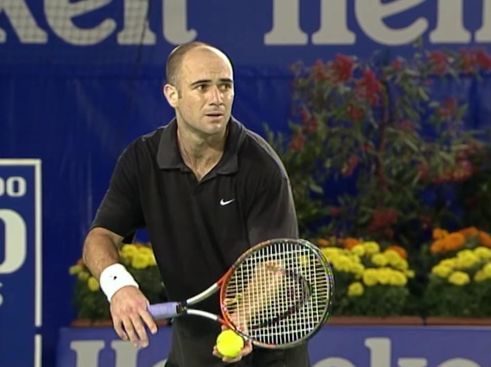 Una camioneta rompió una reja perimetral y se subió a una plazoleta en Recoleta