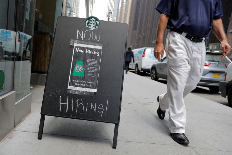 Un letrero que anuncia vacantes fuera de un Starbucks en Manhattan, Nueva York, EEUU, 26 de mayo de 2021. REUTERS/Andrew Kelly/Archivo