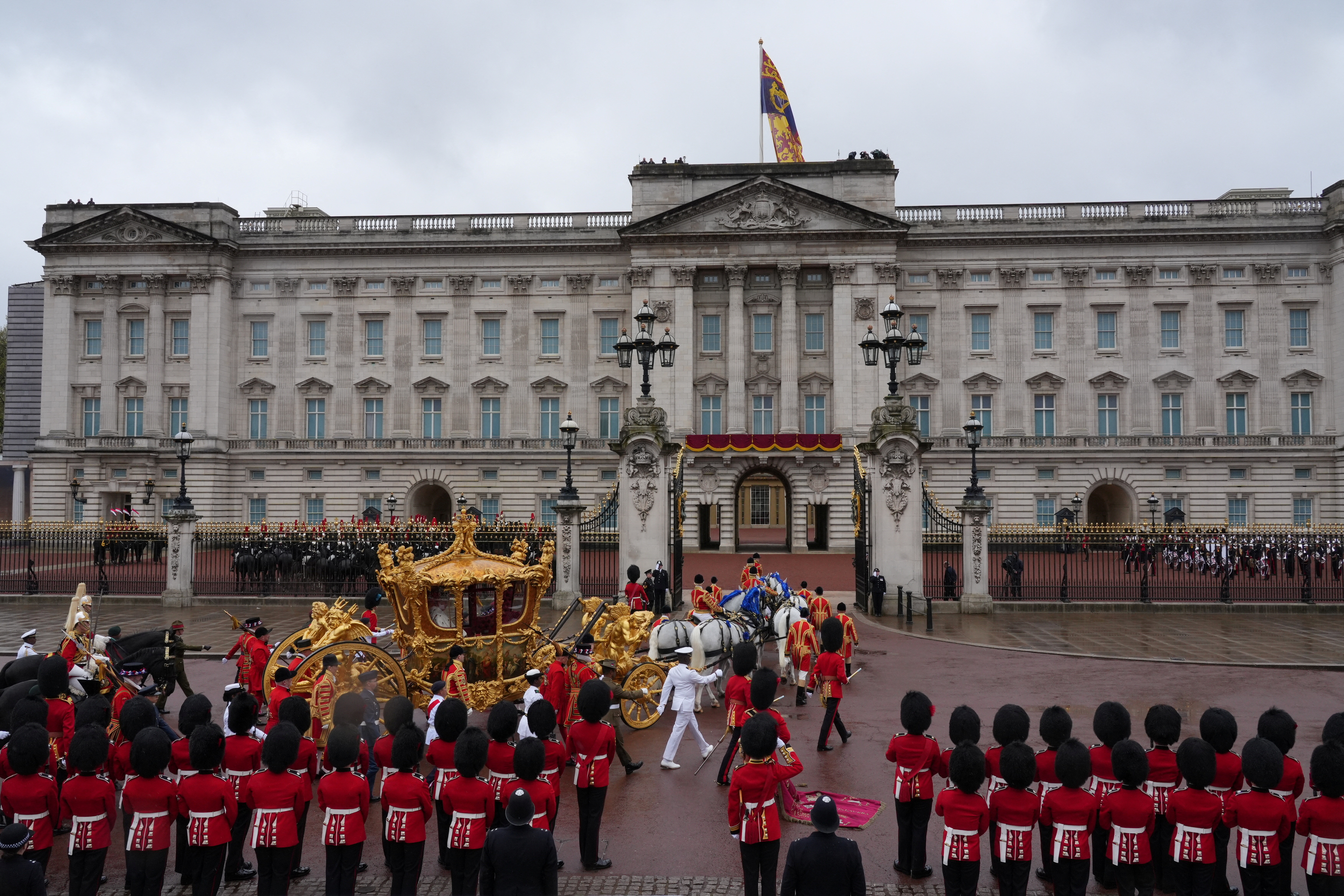 El rey Carlos III de Gran Bretaña y Camilla, la reina consorte, viajan en un carruaje después de la ceremonia de coronación, el sábado 6 de mayo de 2023. Tim Clarke/Pool via REUTERS