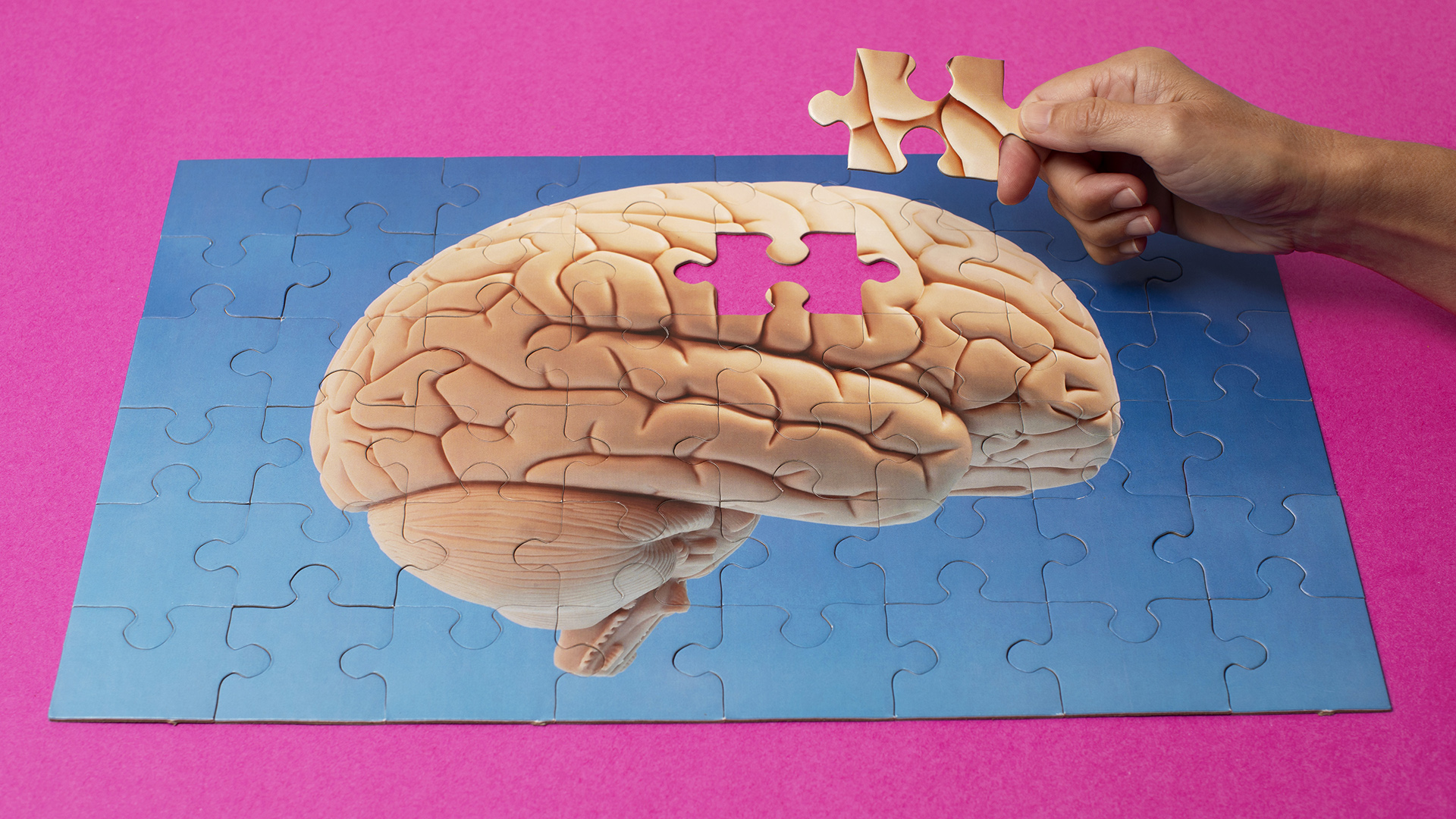 Los neurólogos aclaran que tener la variante del gen APOE4, ya sea una o dos copias, no significa que definitivamente la persona desarrollará la enfermedad de Alzheimer (Getty Images)