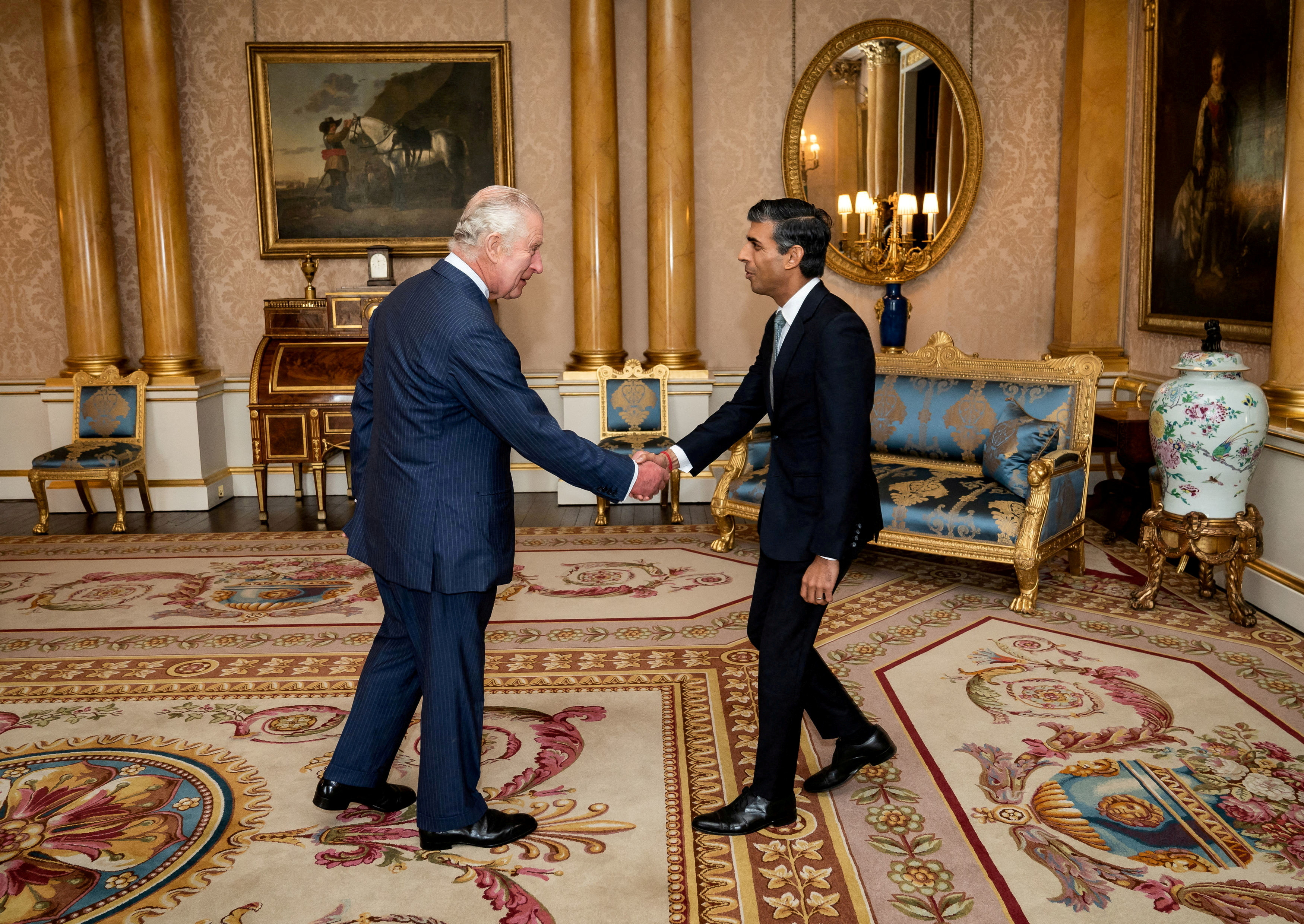 El rey Charles III recibe al primer ministro Rishi Sunak en la primera audiencia oficial en el Buckingham Palace tras la asunción del nuevo líder conservador. (Aaron Chown/PA Wire) 