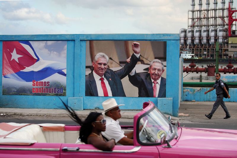 Foto de archivo de un cartel del presidente de Cuba Miguel Diaz-Canel y el expresidente Raul Castro en La Habana