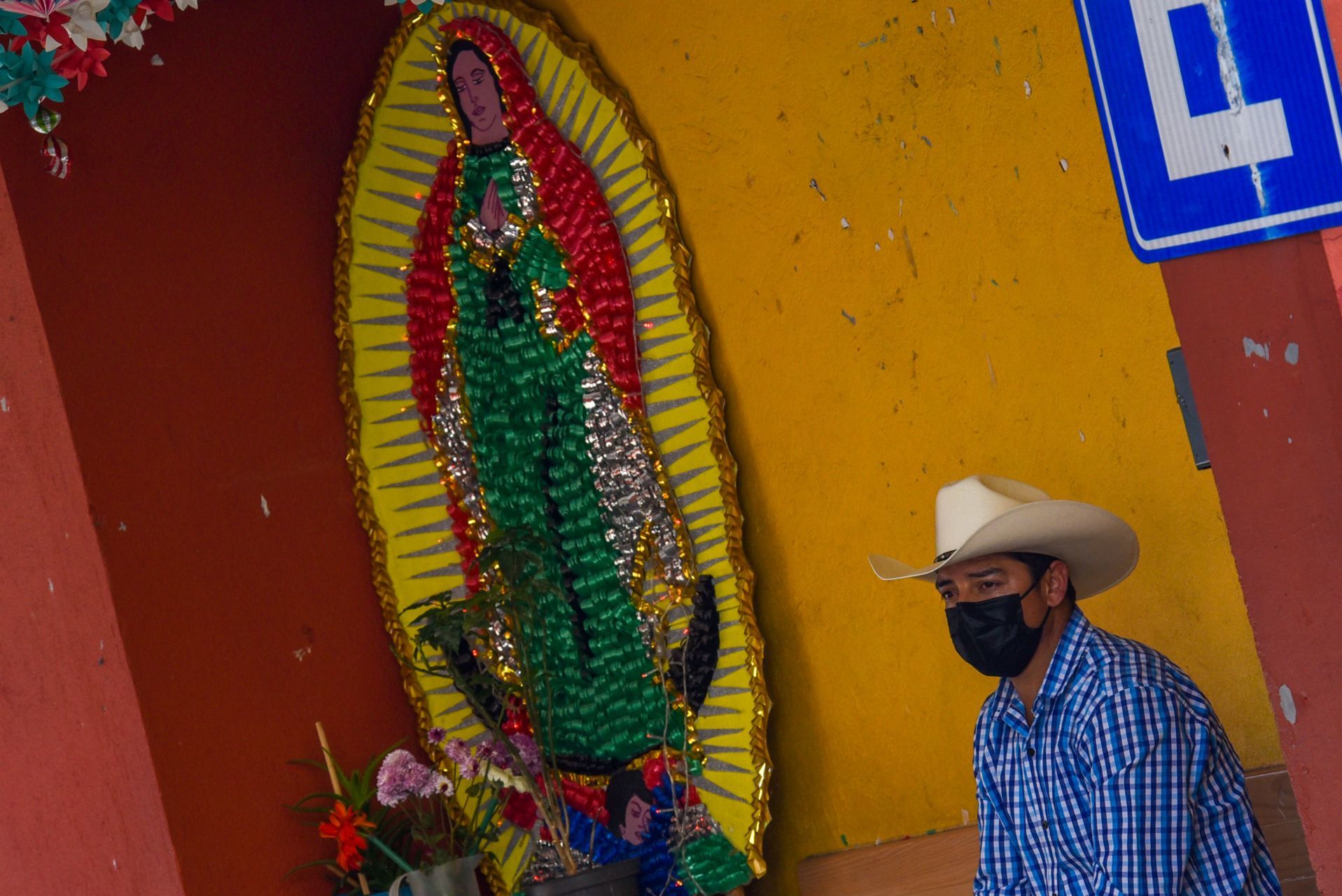 A unos días de la veneración de la Virgen de Guadalupe algunos altares en honor a la virgen Morena del Tepeyac ya están siendo adornados para la celebración del 12 de diciembre, que ante la contingencia por COVID-19 la Arquidiócesis de Toluca ha echo un llamado para no realizar festejos con reuniones, si no desde los hogares de los fieles católicos. Toluca, Estado de México, 10 de diciembre de 2020.