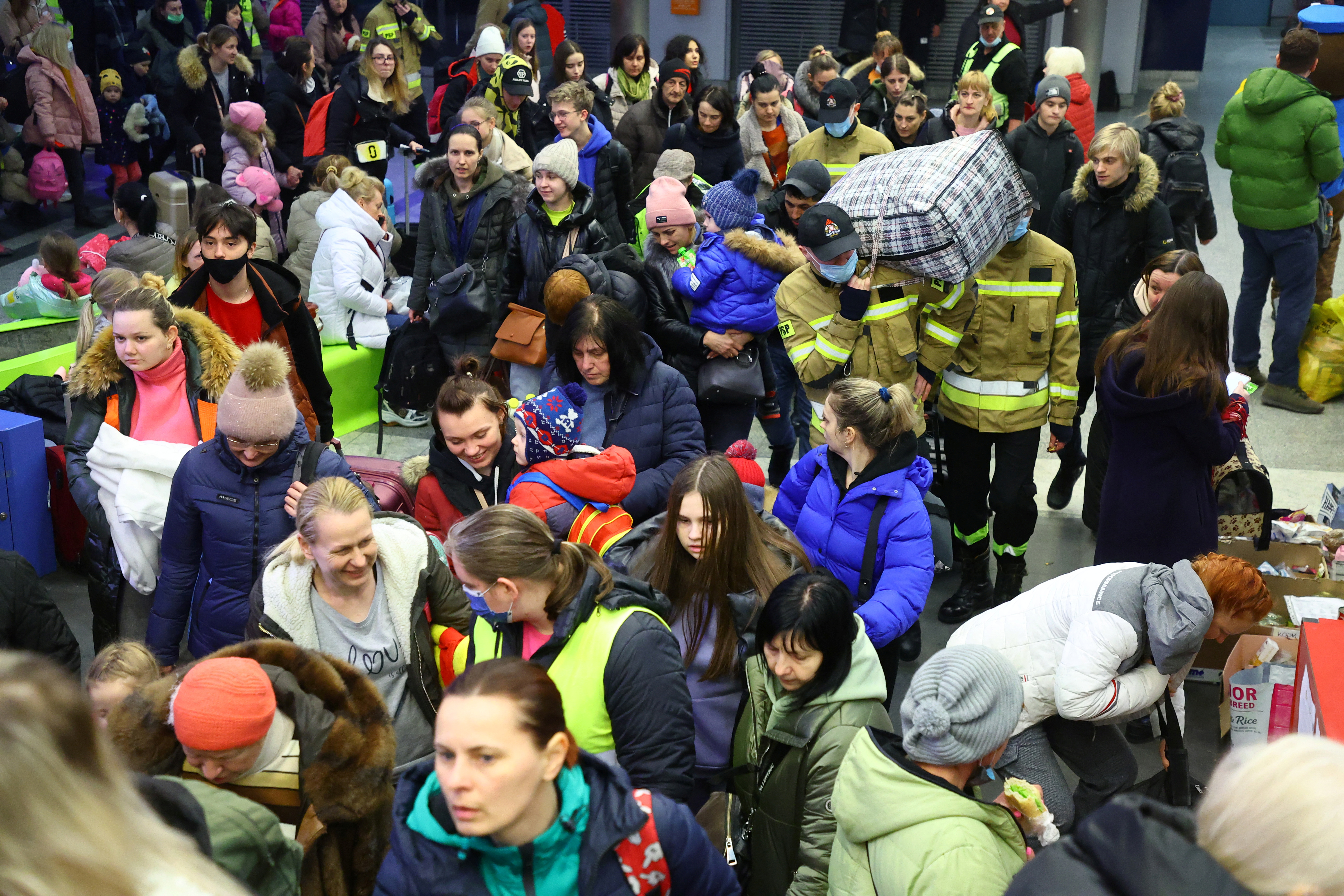 Los refugiados suben a un tren a Berlín en la estación principal de trenes, después de huir de la invasión rusa de Ucrania en Cracovia, Polonia, 15 de marzo de 2022.  REUTERS/Fabrizio Bensch