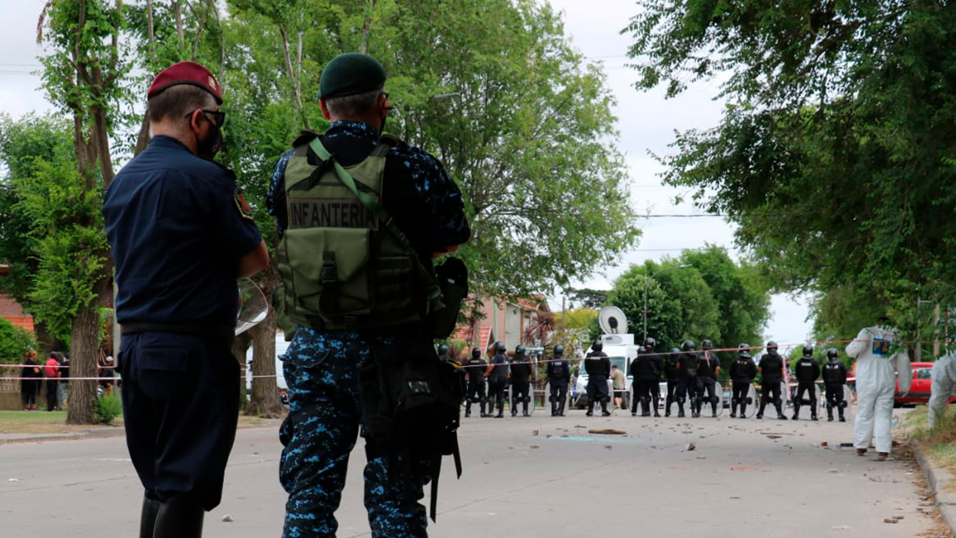 Balas de goma, piedras y heridos: familiares del menor baleado en Miramar  se enfrentaron con la policía - Infobae