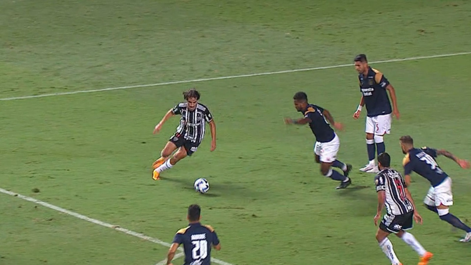 El grosero error en salida de Carlos Zambrano que terminó en el segundo gol de Atlético Mineiro vs Alianza Lima en Copa Libertadores