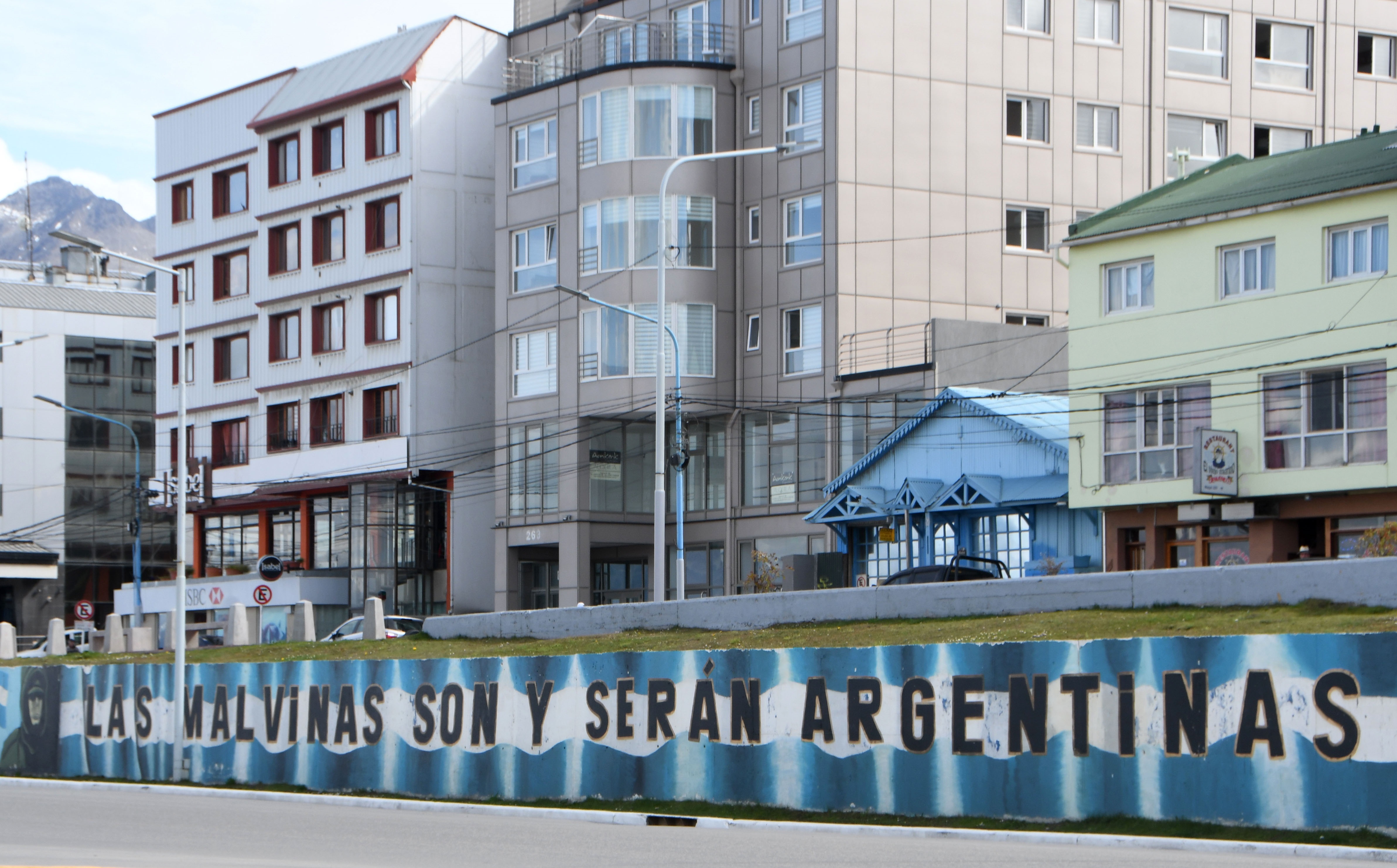 Mural que reivindica la soberanía de Argentina sobre las islas Malvina