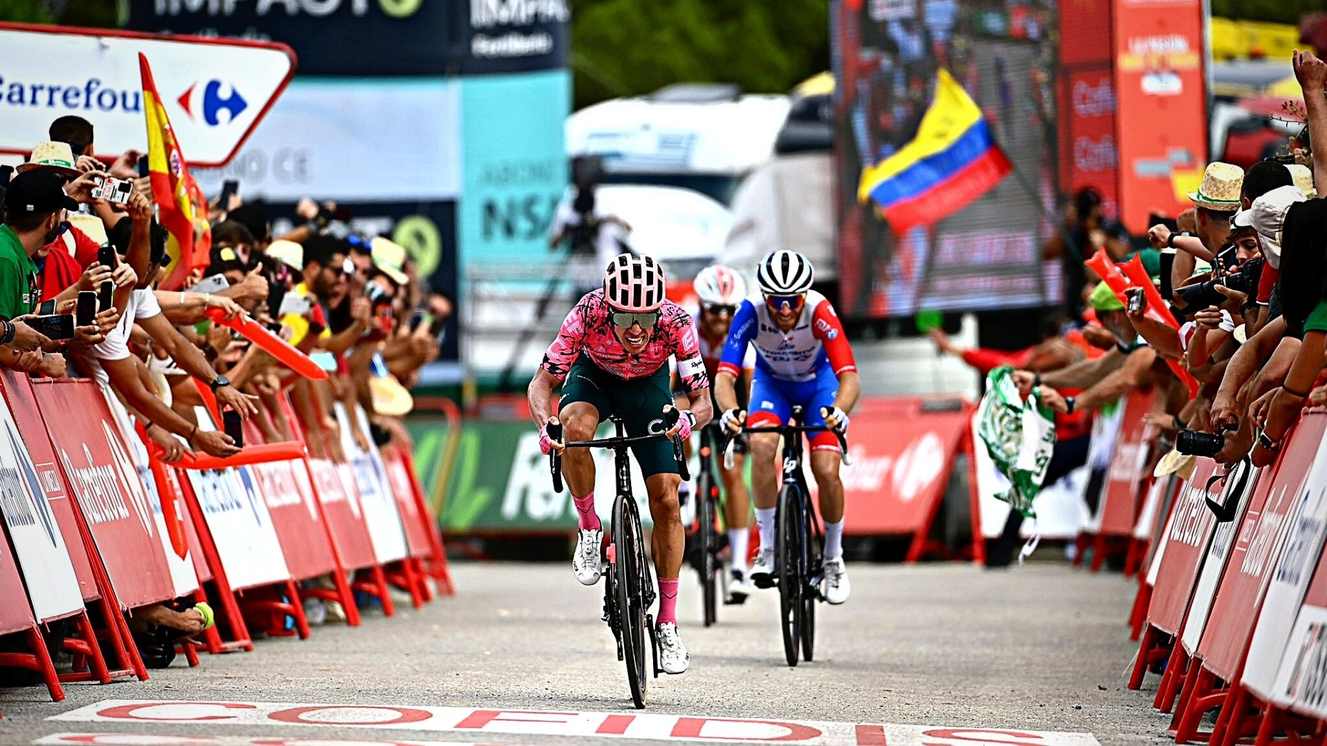 El corredor Rigoberto Urán se impuso en la etapa 17 de la Vuelta a España. Foto: EF Education-EasyPost