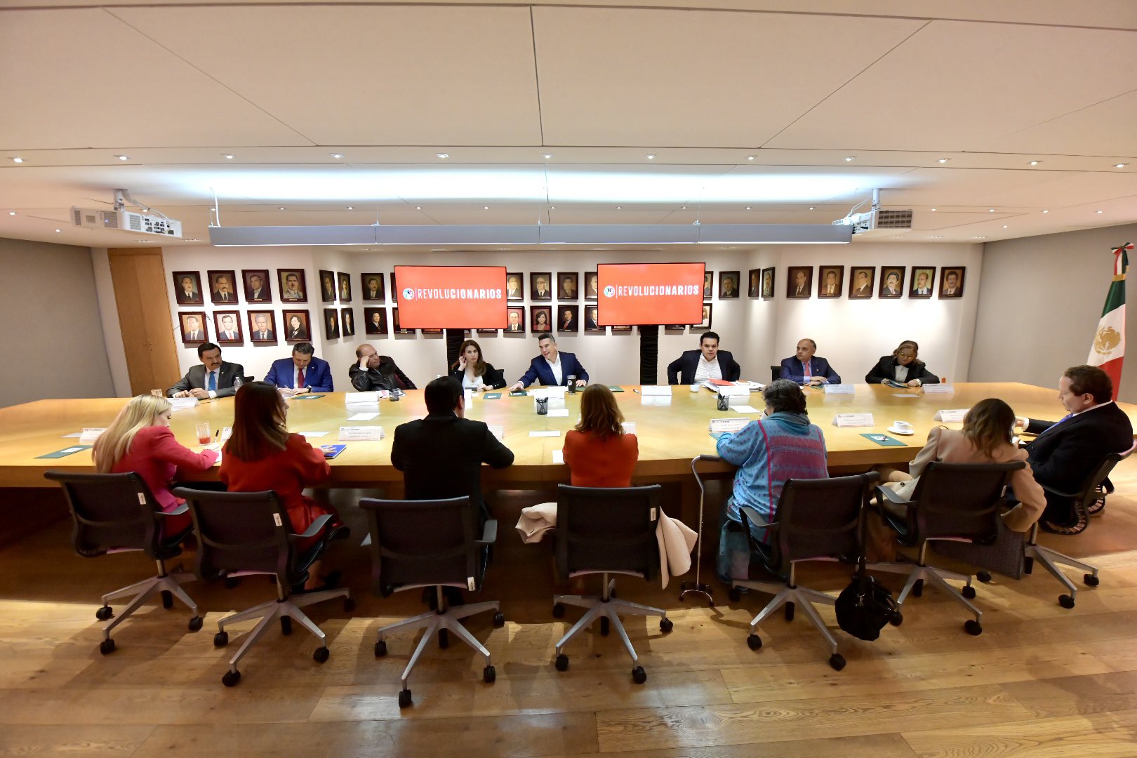 Alejandro Moreno compartió imágenes del encuentro con los senadores del PRI (Twitter/@alitomorenoc)