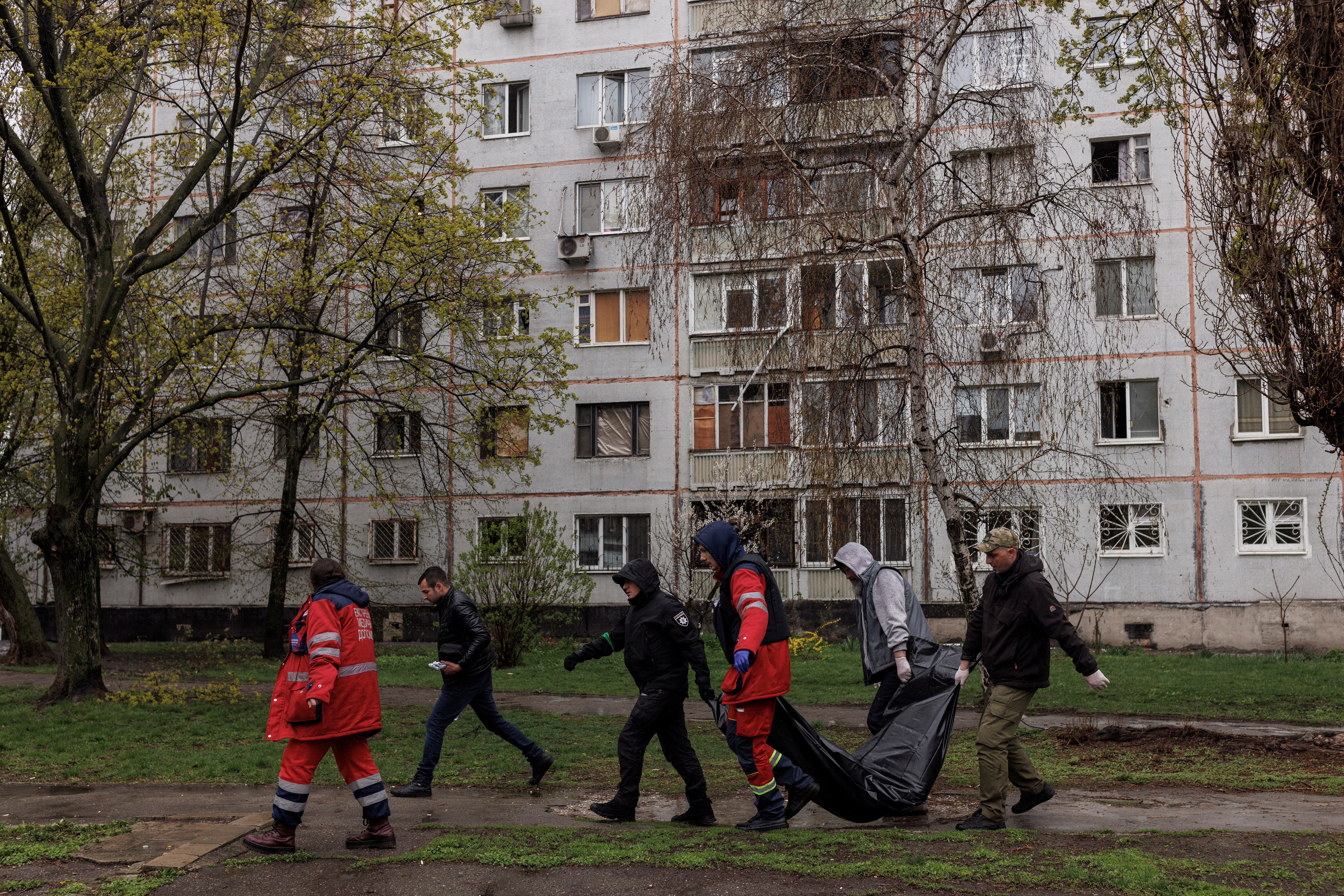 Trabajadores de emergencia trasladan un cuerpo depués de los bombardeos rusos en Kharkiv