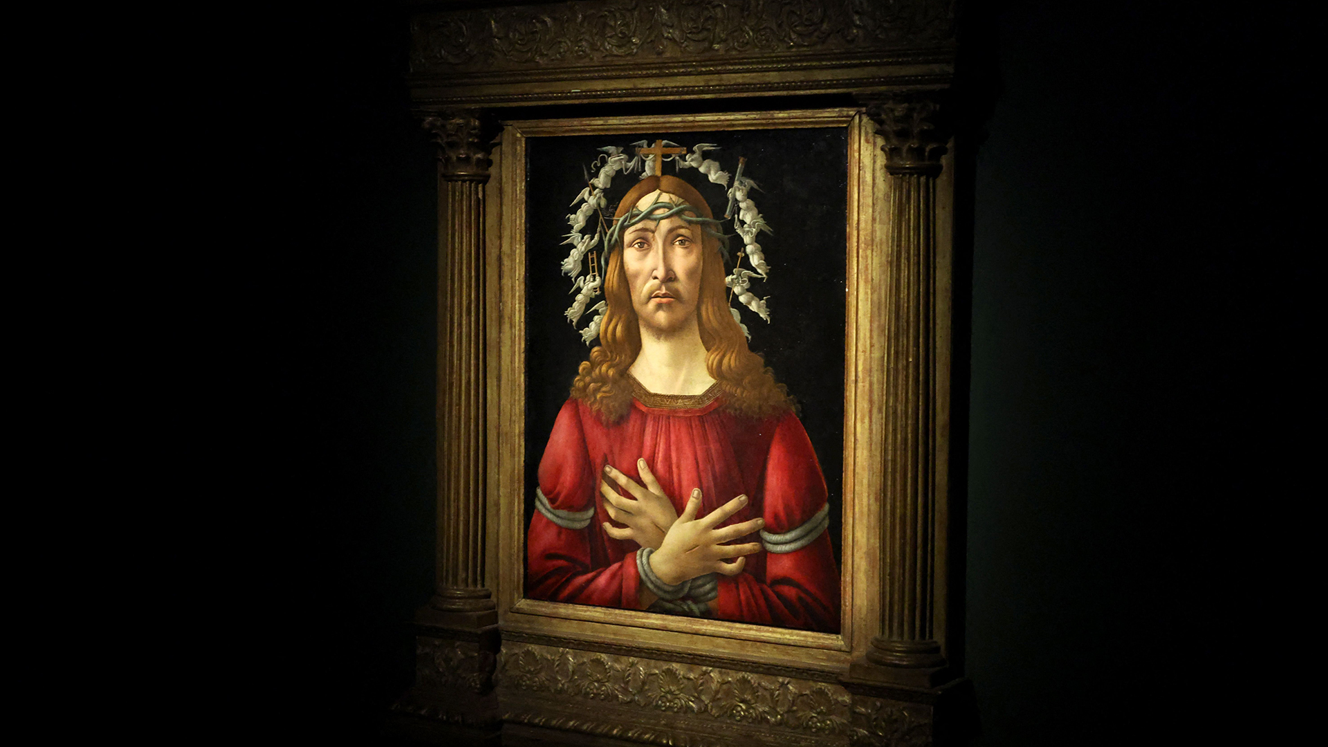 Debajo de la pintura de "Cristo varón de dolores", de Botticelli, se descubrió un boceto oculto (Theo Wargo/Getty Images/AFP)