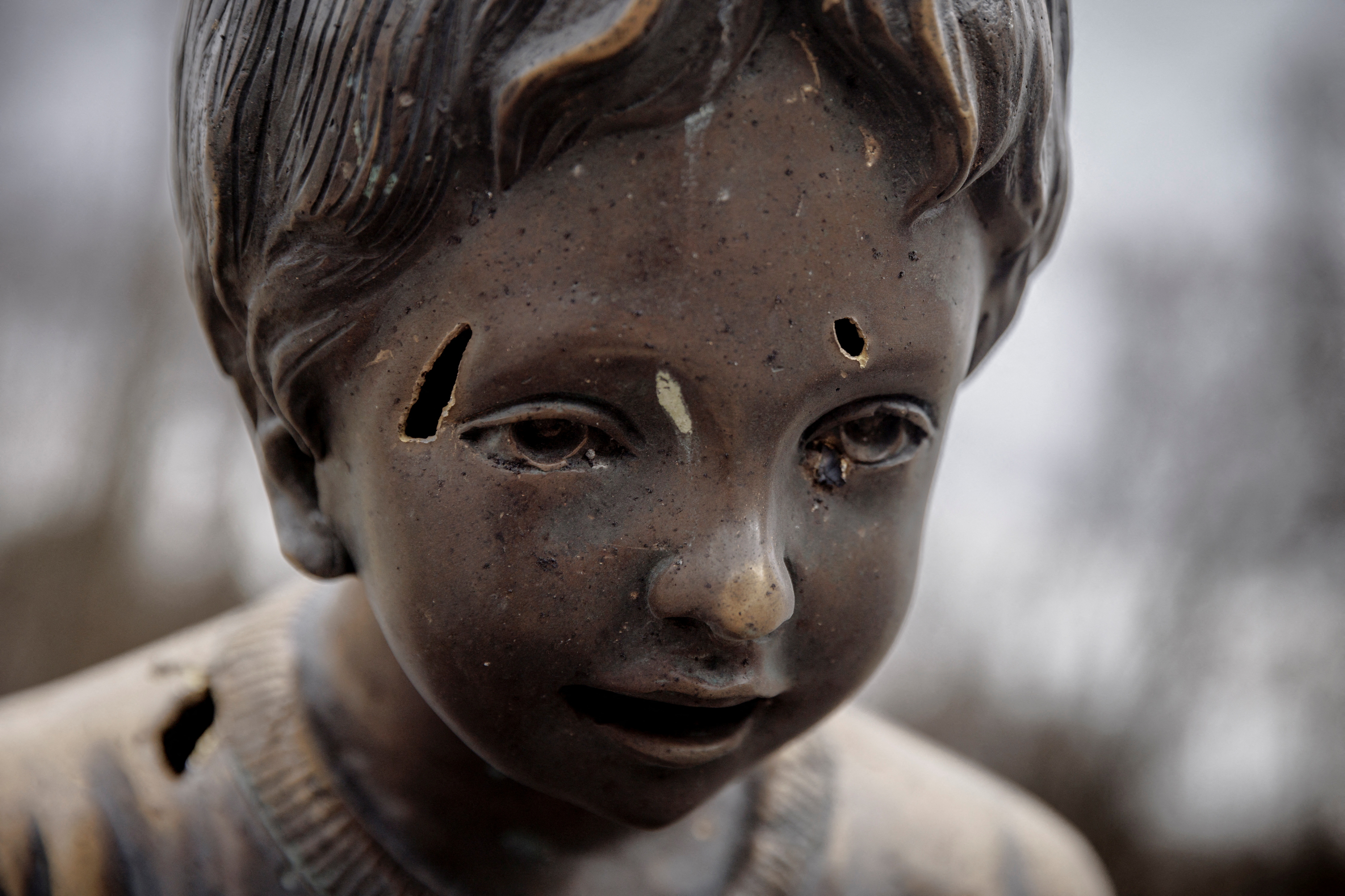 Una estatua en Kharkiv dañada por los ataques rusos (Reuters)