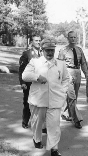 Hermann Göring, obeso, en la terraza del su residencia Carinhall