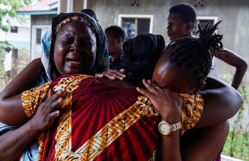 Familiares de víctimas de la secta cristiana lloran en el depósito de cadáveres del hospital del subdistrito de Malindi  (REUTERS/Monicah Mwangi)
