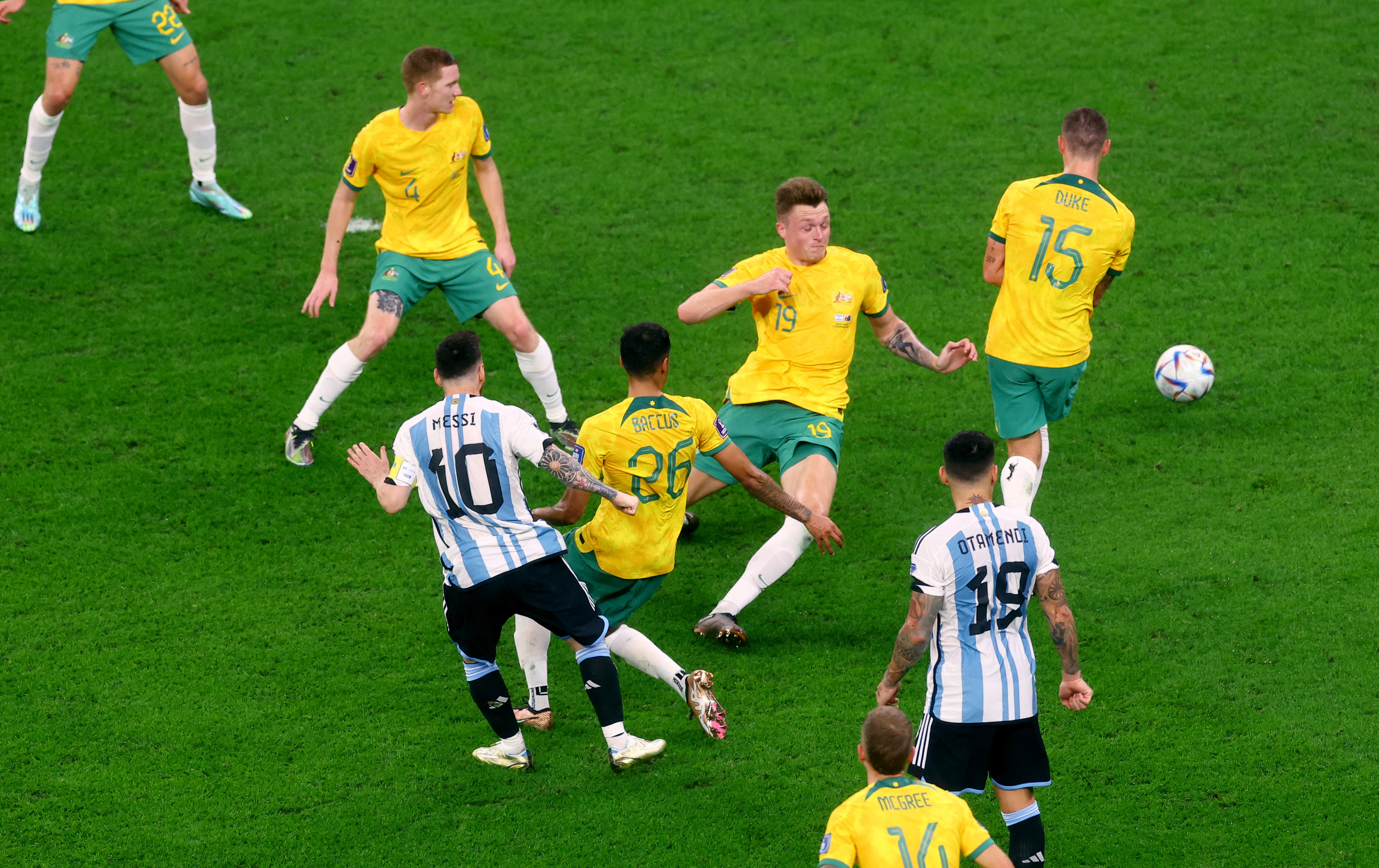 Las mil piernas no pueden frenar la pelota que soltó Messi (REUTERS/Paul Childs)