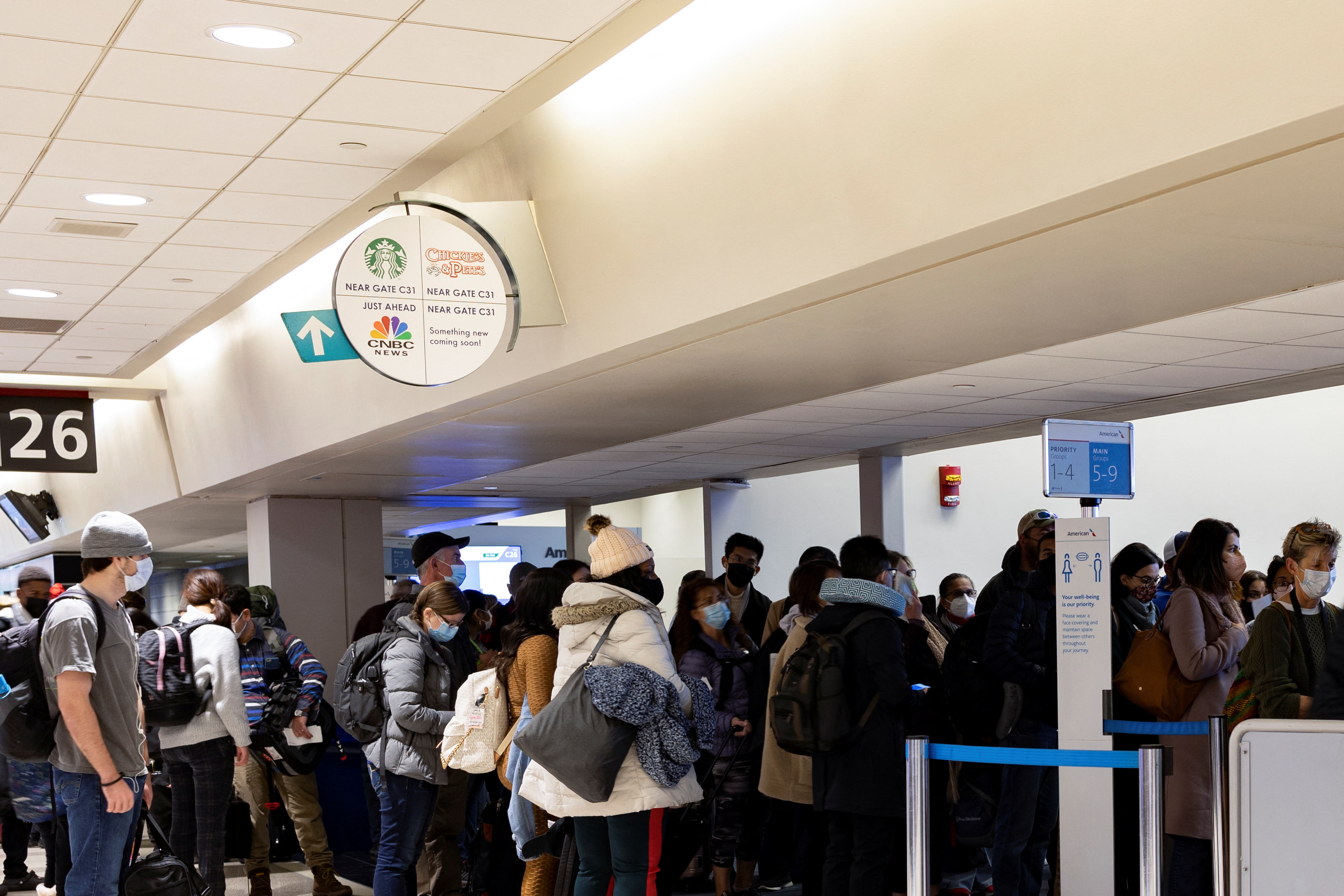 Viajeros esperan para abordar un vuelo en el Aeropuerto Internacional de Filadelfia (PHL) en Filadelfia, Pensilvania, Estados Unidos, 23 de diciembre de 2021. REUTERS/Hannah Beier