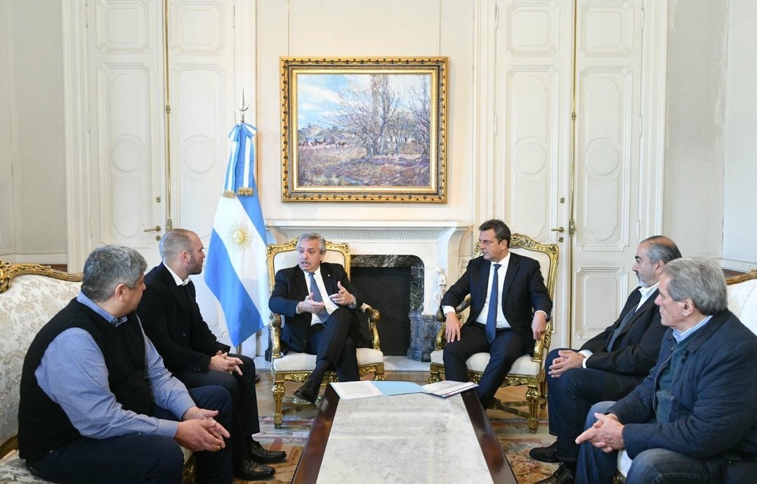 Alberto Fernández junto a los tres secretarios generales que tiene la CGT 