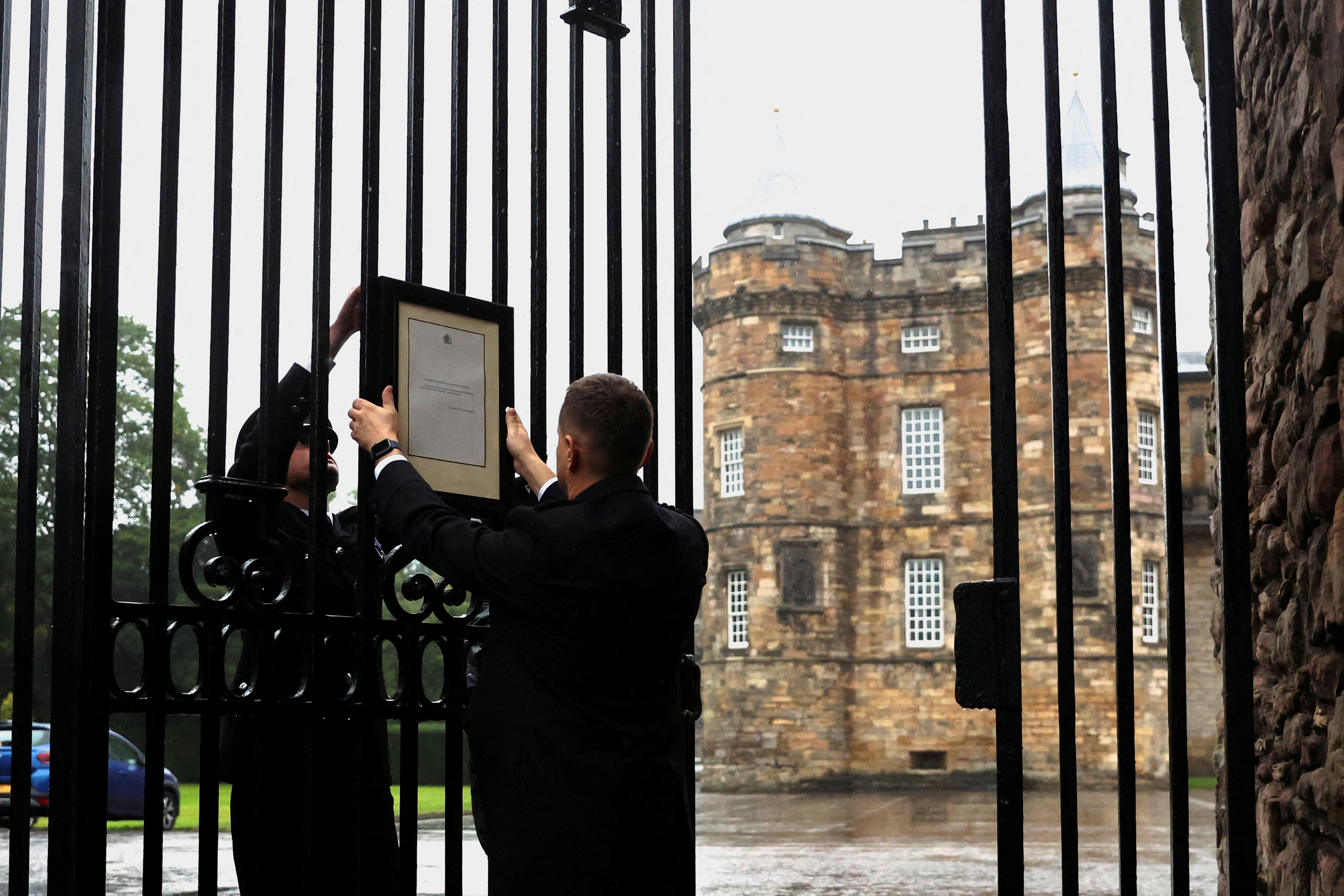 El palacio es la residencia oficial del monarca en Edimburgo y la catedral es una de las iglesias medievales más importantes de la capital escocesa.