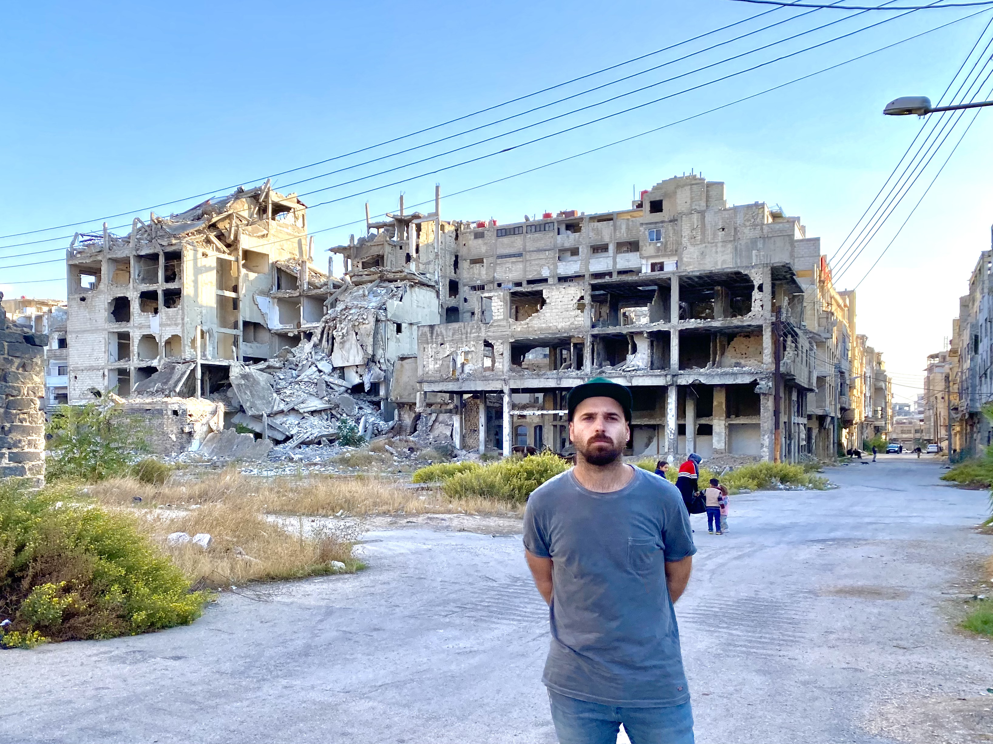 En la ciudad de Homs en Siria, en uno de los barrios que fue completamente destruido por bombardeos (Instagram @ramacristofaro)