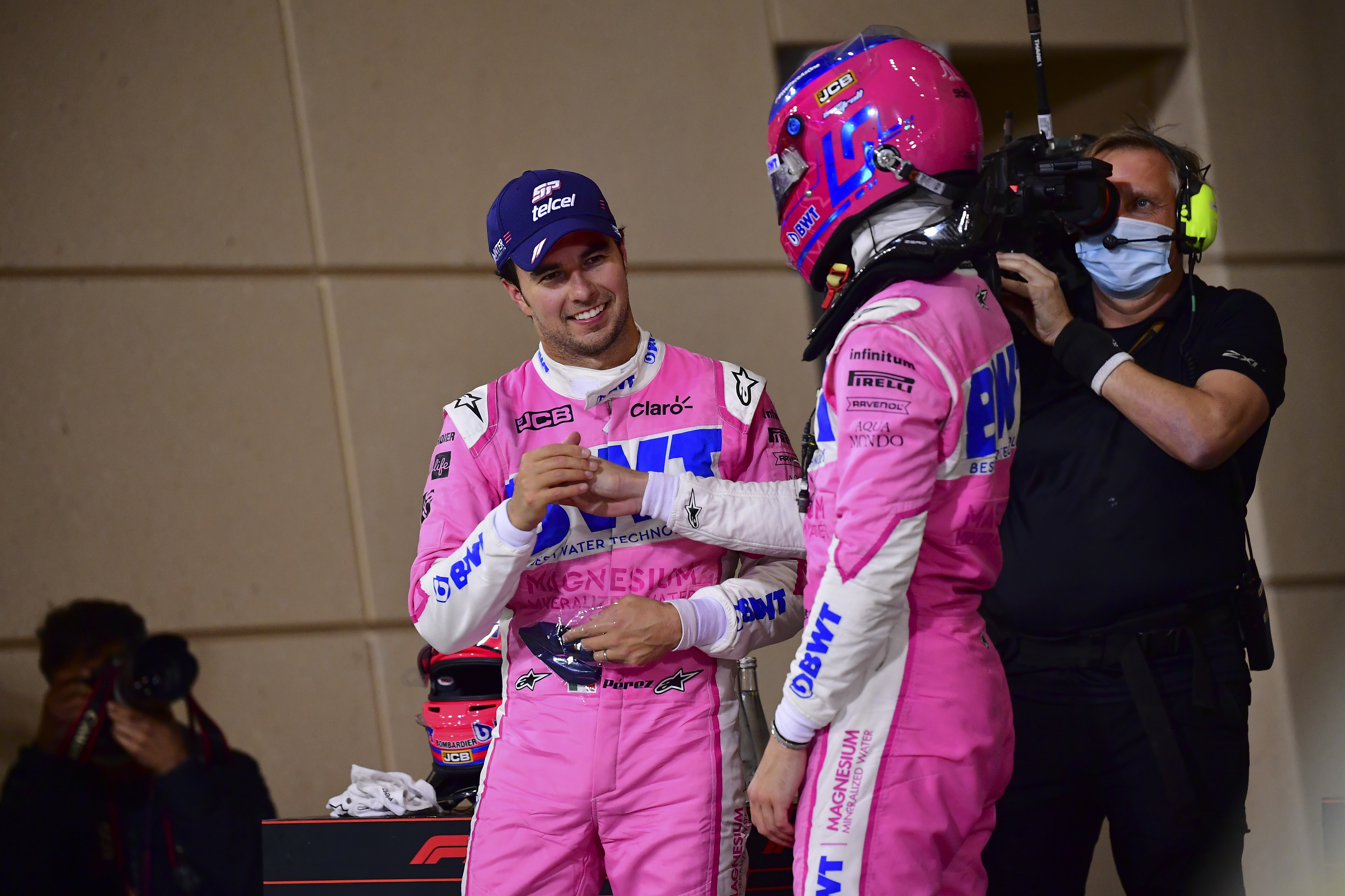 El piloto de Racing Point Sergio Pérez de México, a la izquierda, celebra con su compañero de equipo Lance Stroll de Canadá después de ganar el Gran Premio de Fórmula Uno en Sakhir, Baréin el domingo 6 de diciembre de 2020.