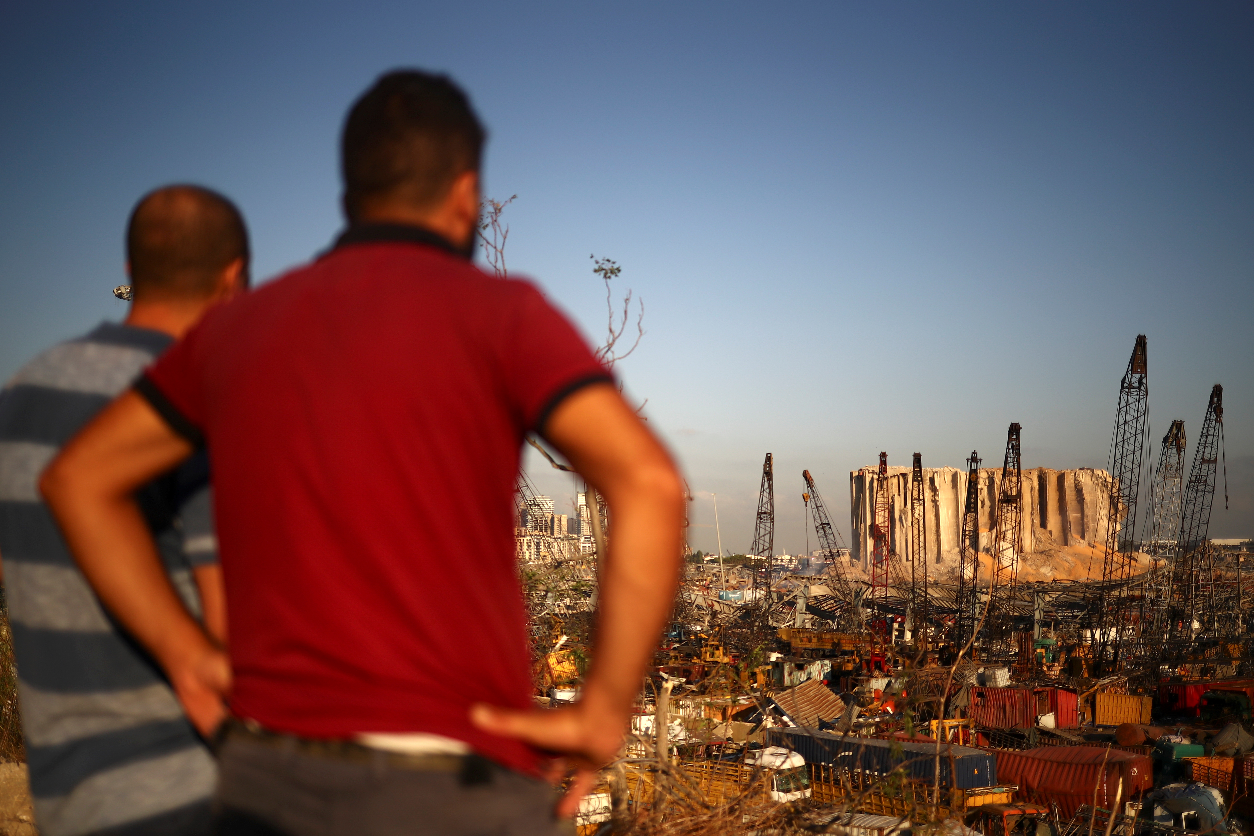 Habitantes de Beirut ven el desastre provocado en el puerto de Beirut y sus alrededores donde murieron al menos 154 personas y más de 5 mil resultaron heridas (Reuters)