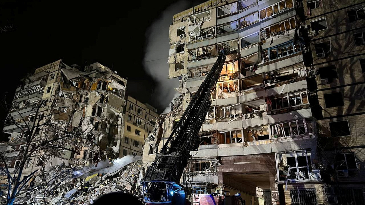 Rescatistas trabajan en el lugar donde un edificio de apartamentos fue fuertemente dañado por un ataque con misiles rusos (Reuters)