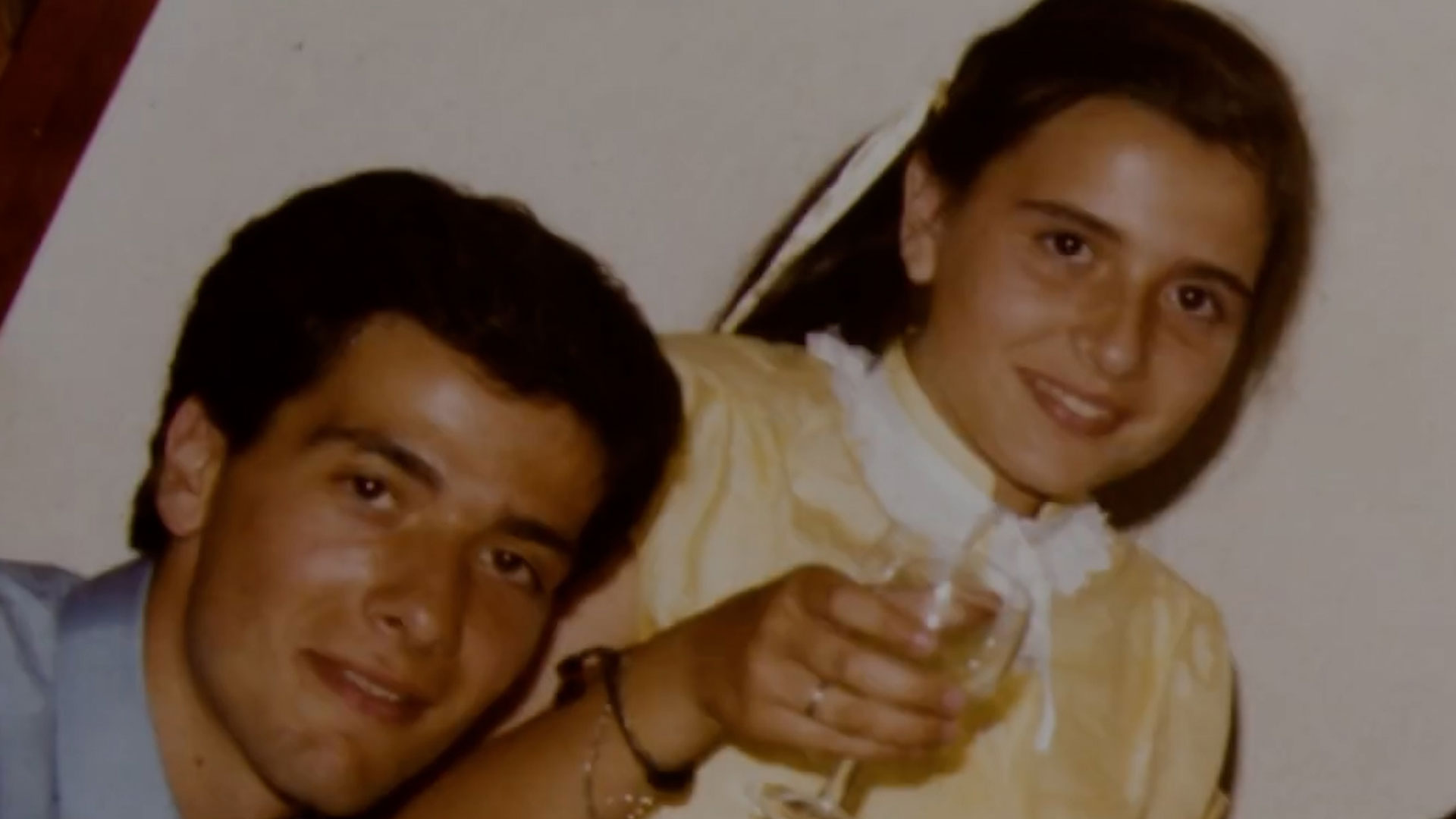 Emanuela junto a su hermano Pietro, quien desde hace años encabeza la búsqueda de la niña desaparecida (Netflix)