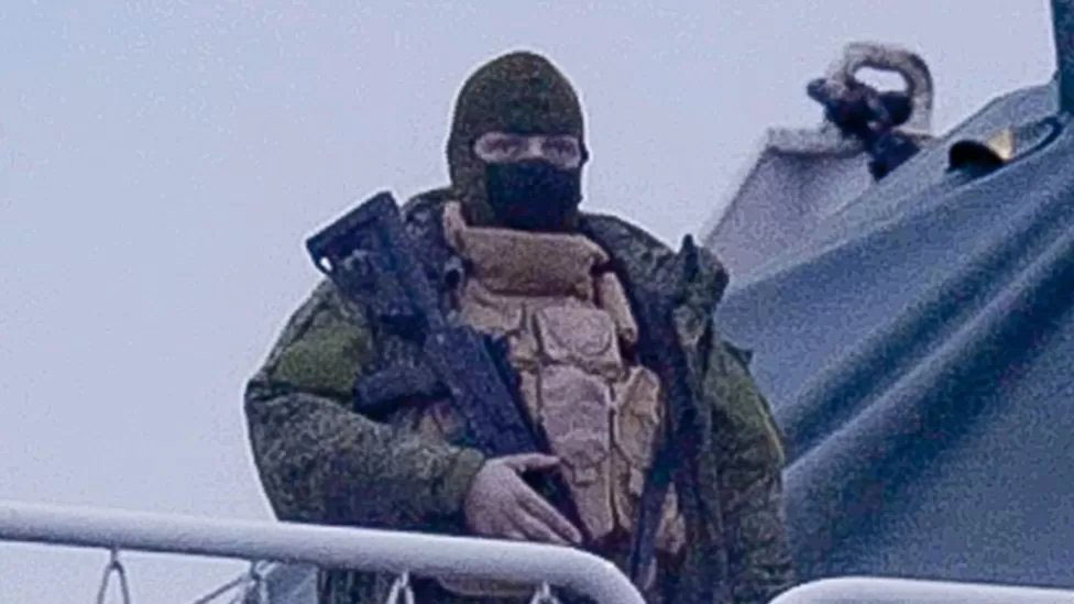 A bordo del Admiral Vladimirsky hay hombres fuertemente armados (Cadena estatal danesa DR)