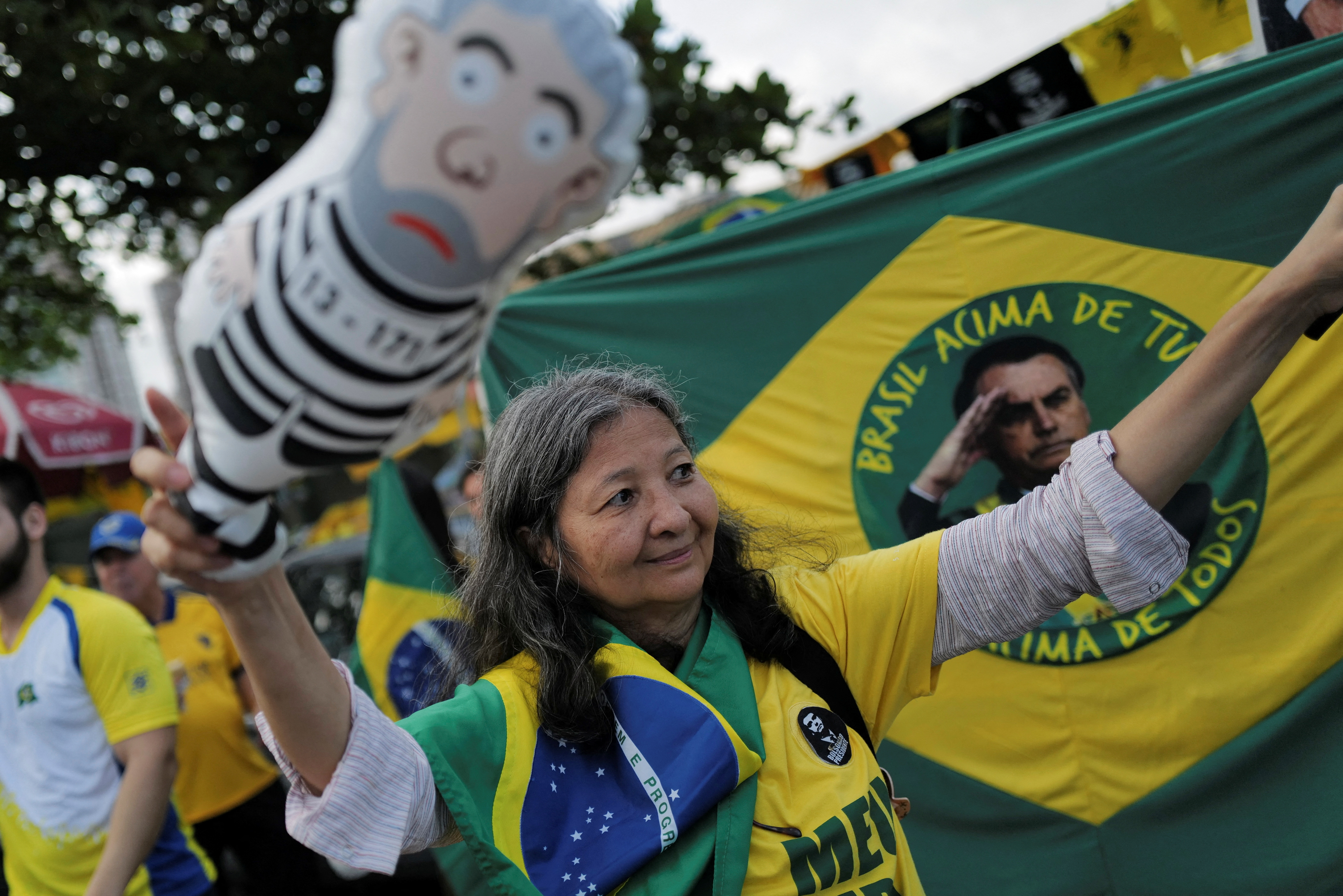Los partidarios del presidente de Brasil, Jair Bolsonaro, se reúnen frente a su casa, en Río de Janeiro, Brasil, el 2 de octubre de 2022 (REUTERS/Lucas Landau)