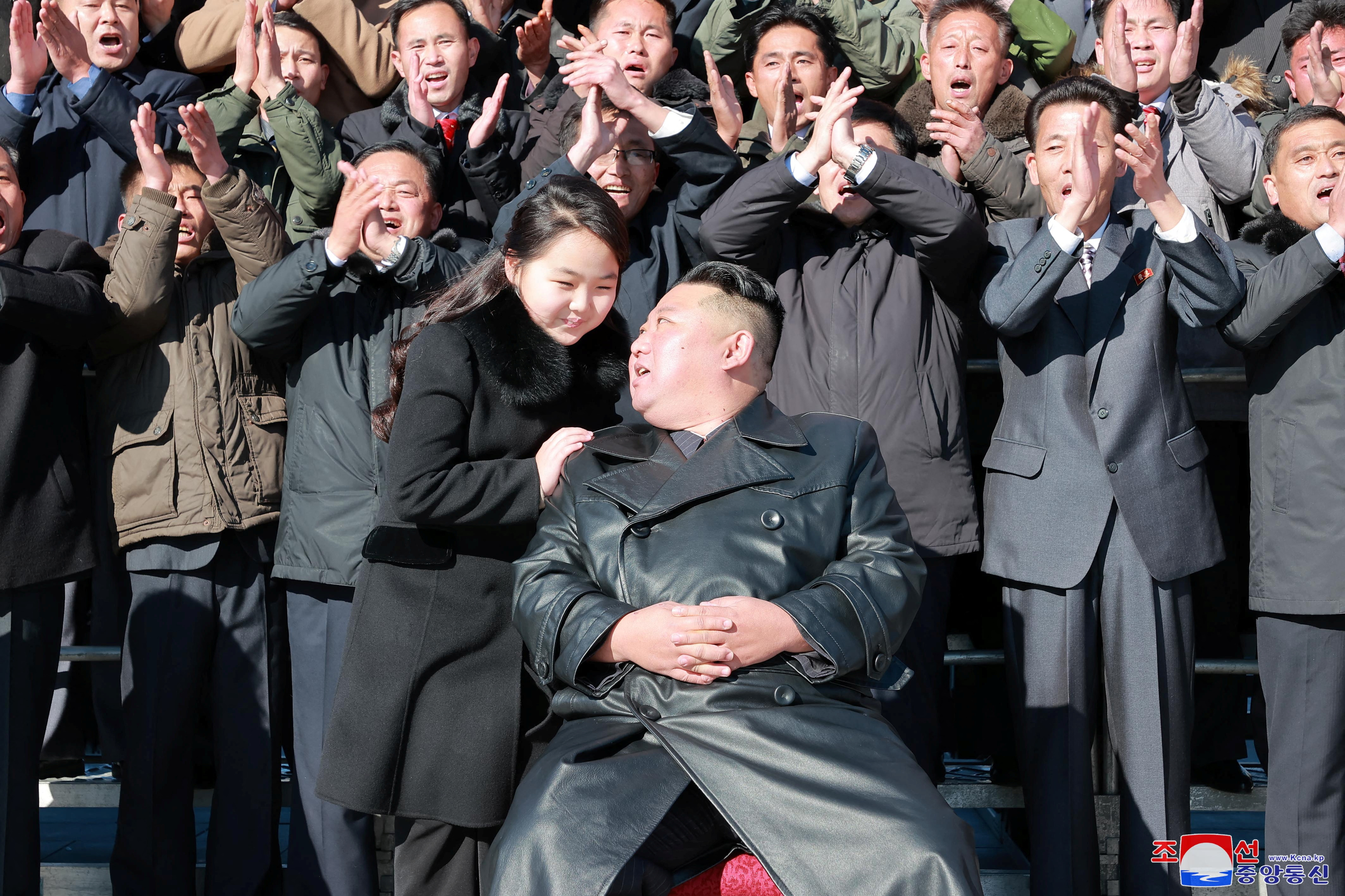 El dictador norcoreano Kim Jong Un y su hija asisten a una sesión de fotos con los científicos, ingenieros, oficiales militares y otros involucrados en el lanzamiento de prueba del nuevo misil balístico intercontinental (ICBM) del país en esta foto sin fecha publicada el 27 de noviembre de 2022 por la Agencia Central de Noticias de Corea (KCNA)