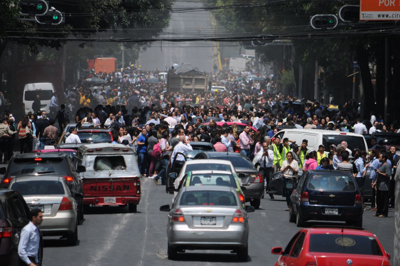 Decenas de personas entre cuerpos de rescate y sociedad en general ayudan en las labores de rescate entre los escombros de edificios que colapsaron tras el fuerte sismo de 7.1 grados en escala de richter que se registró esta tarde en la Ciudad de México (Foto: Cuartoscuro)