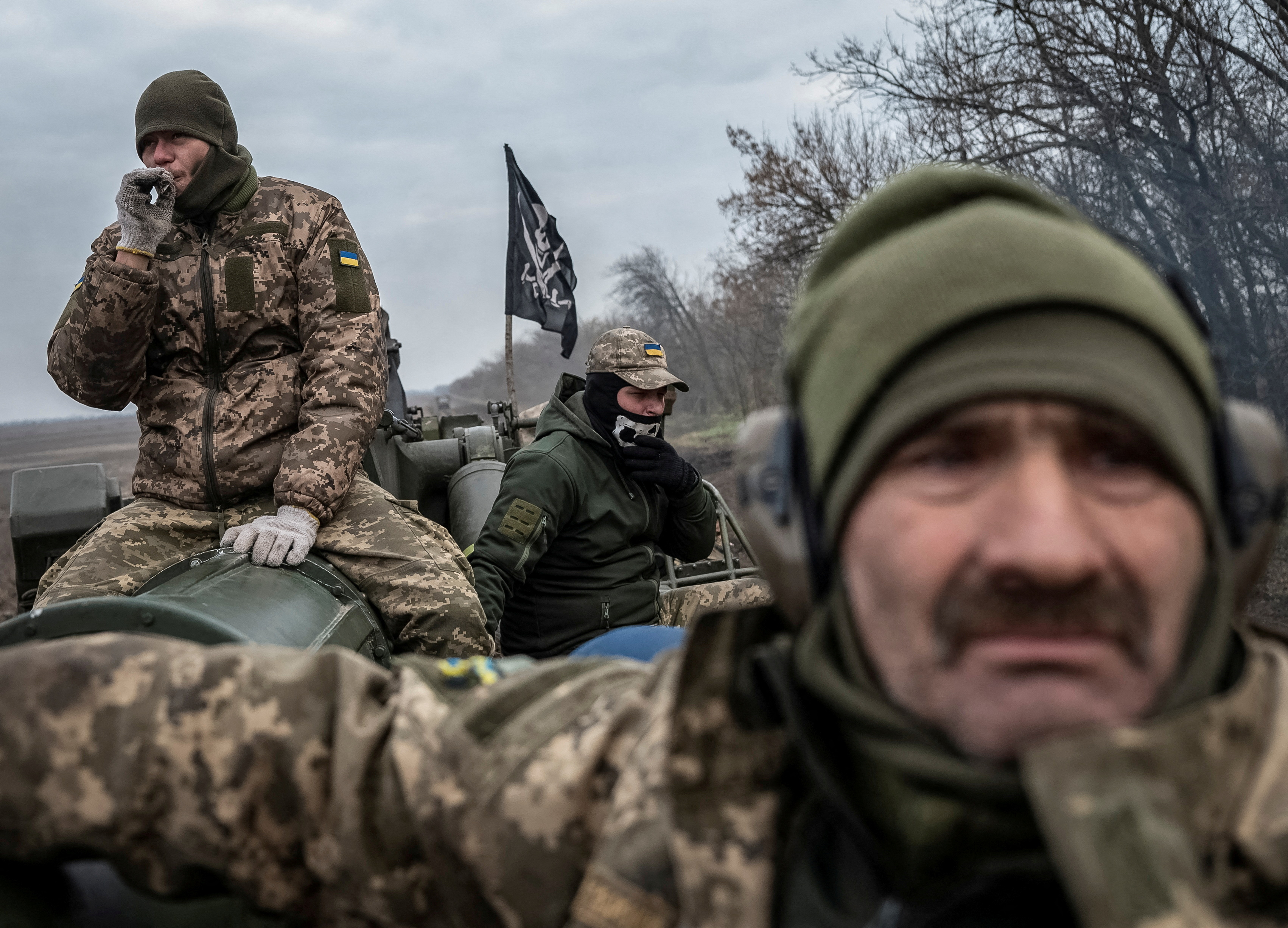 Soldados de la avanzada ucraniana esperan en una aldea del oblast de Kherson la orden de entrar en la ciudad capital de la región que fue abandonada por los rusos. REUTERS/Viacheslav Ratynskyi
