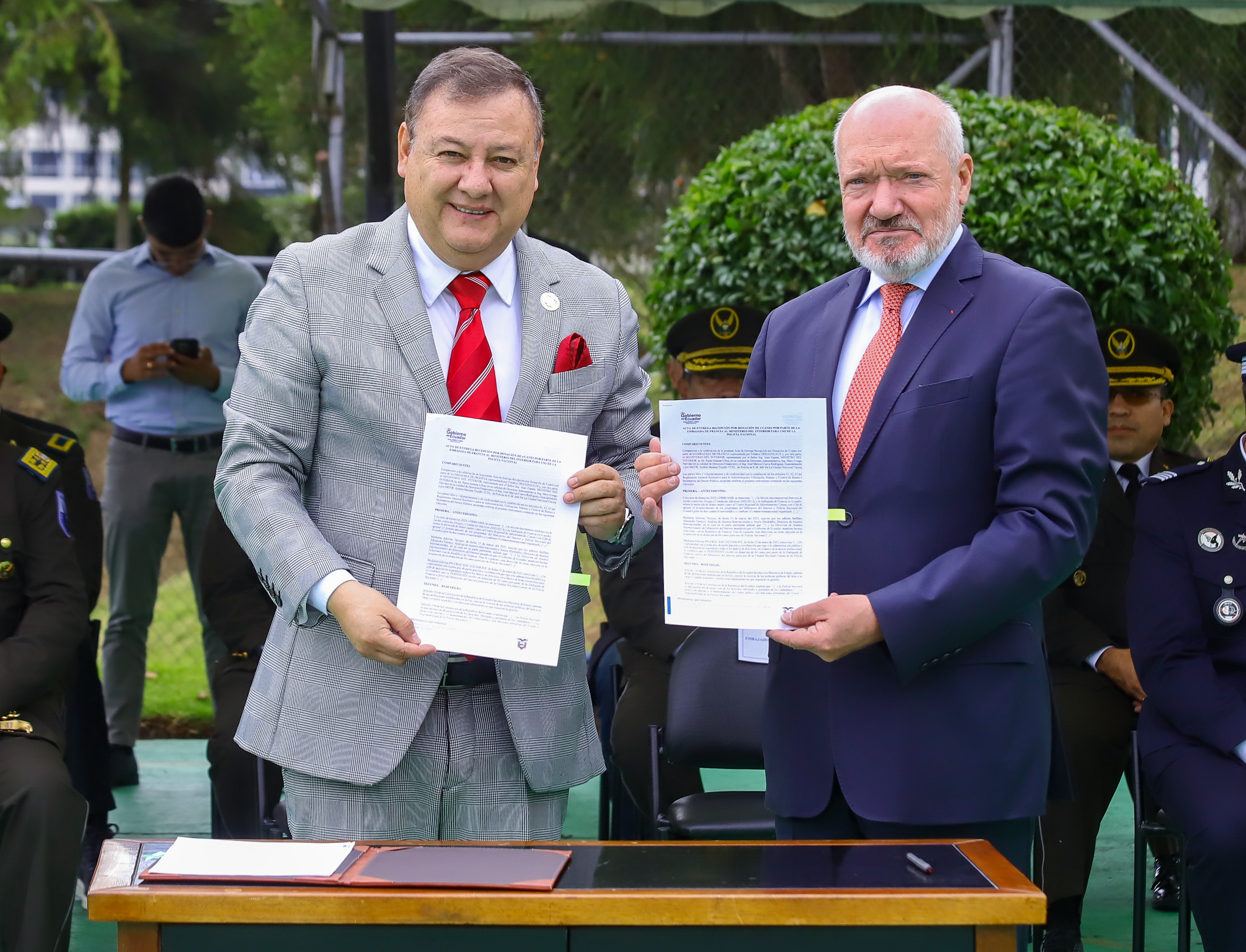 El ministro del Interior, Juan Zapata y el embajador francés, Frédéric Desagneaux.