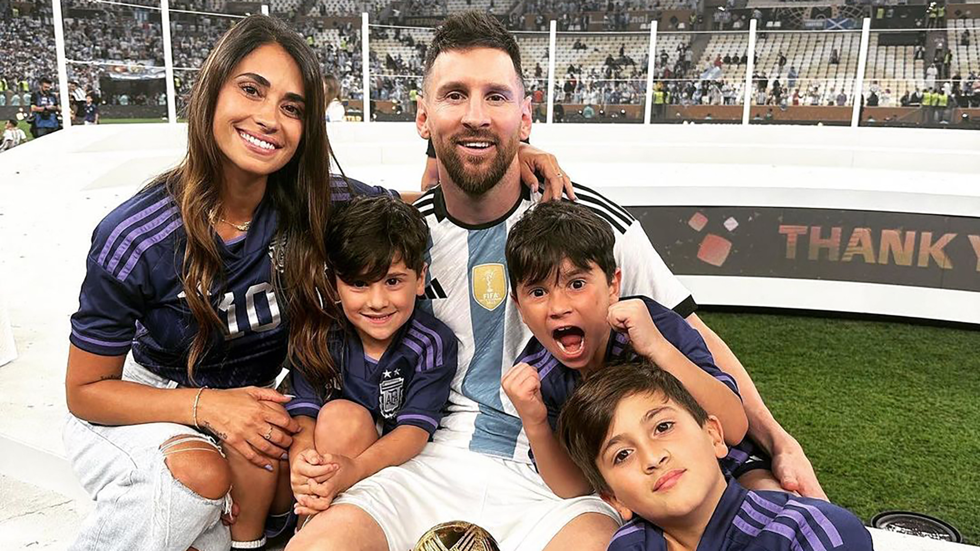 Lionel junto a Antonela, Thiago, Mateo y Ciro, en el estadio Lusail después de ganar el Mundial de Qatar (Instagram)