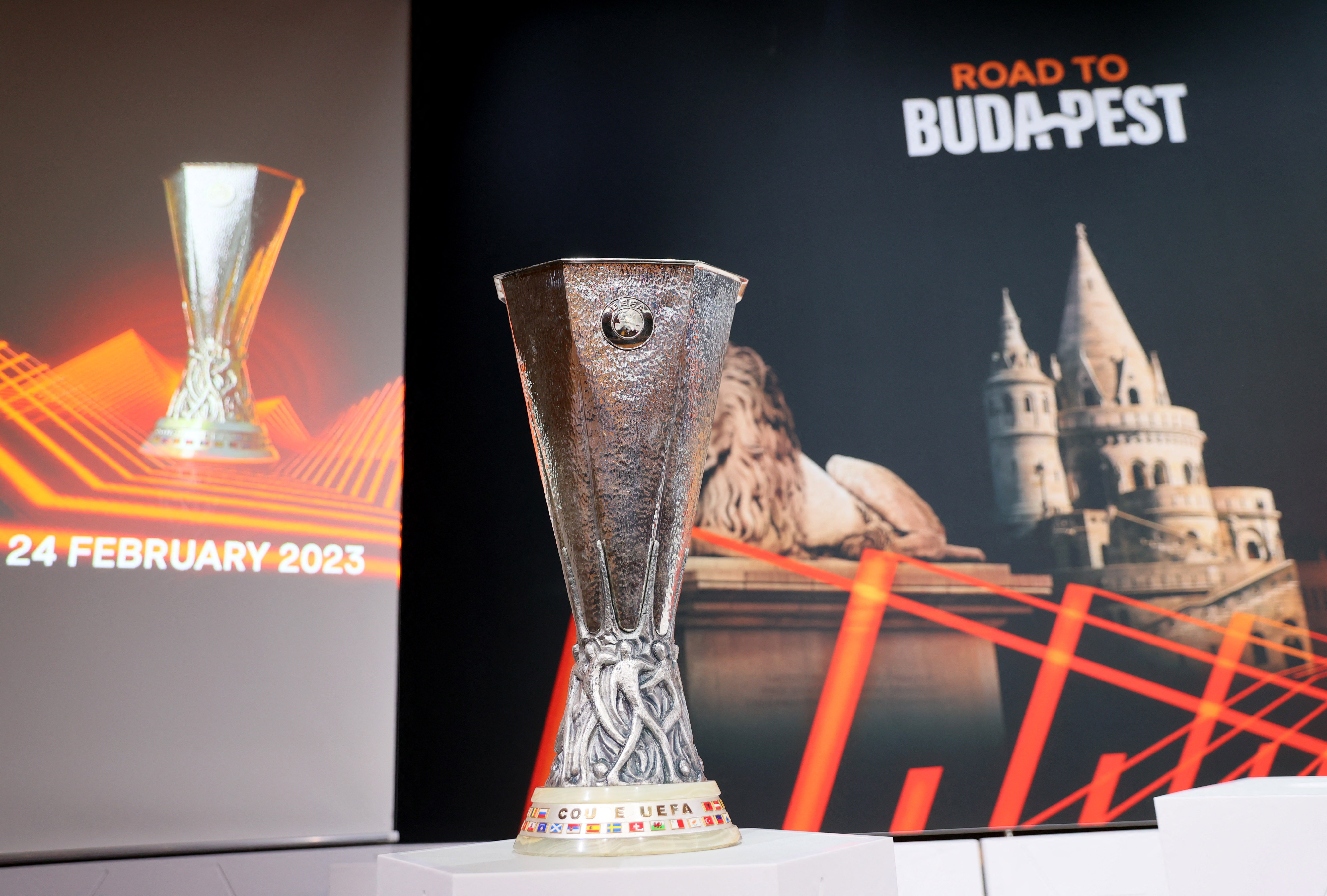 16 equipos lucharán por levantar la Europa League en la gran final en Hungría (REUTERS/Denis Balibouse)